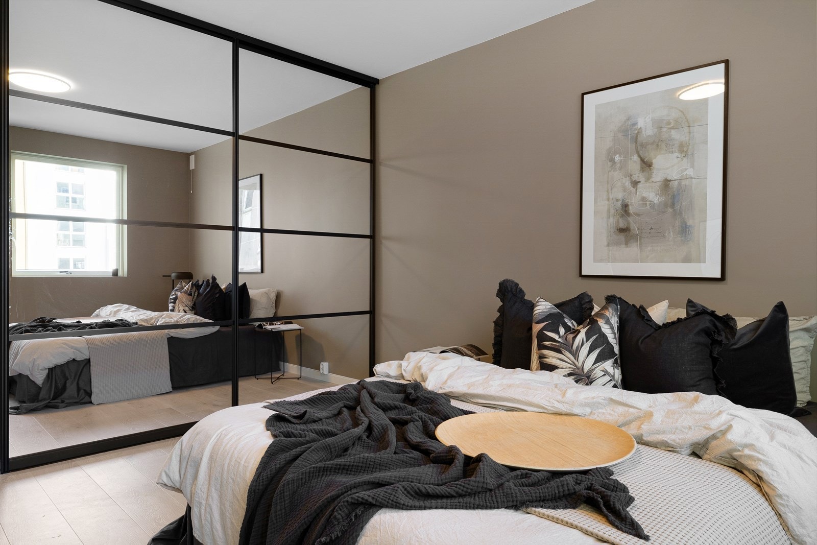 Stor skyvedørsgarderobe på hovedsoverom Galleribilde