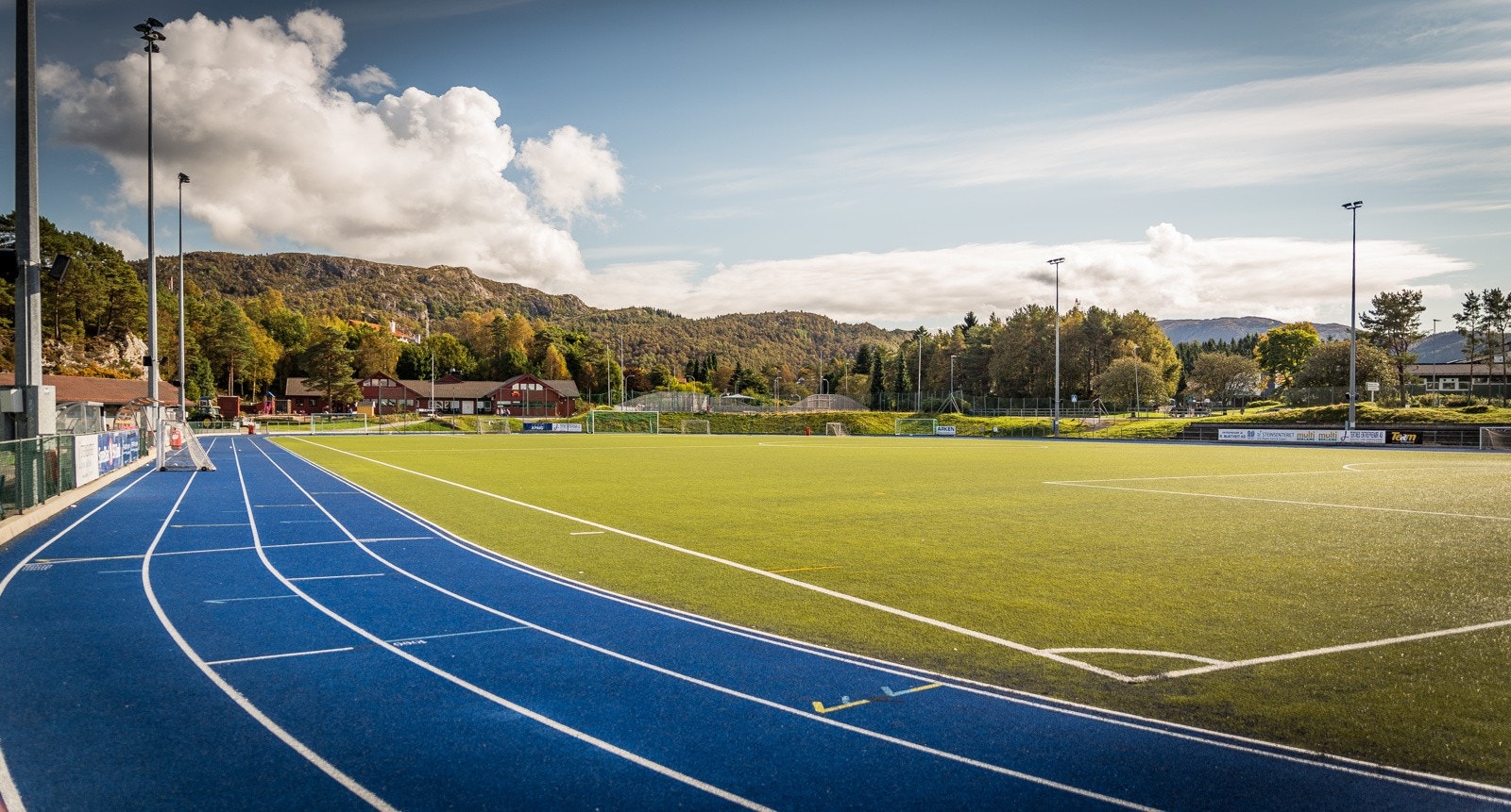 - Åstveit idrettspark innen kort avstand med både fotballbane og fridrettsanlegg - Galleribilde