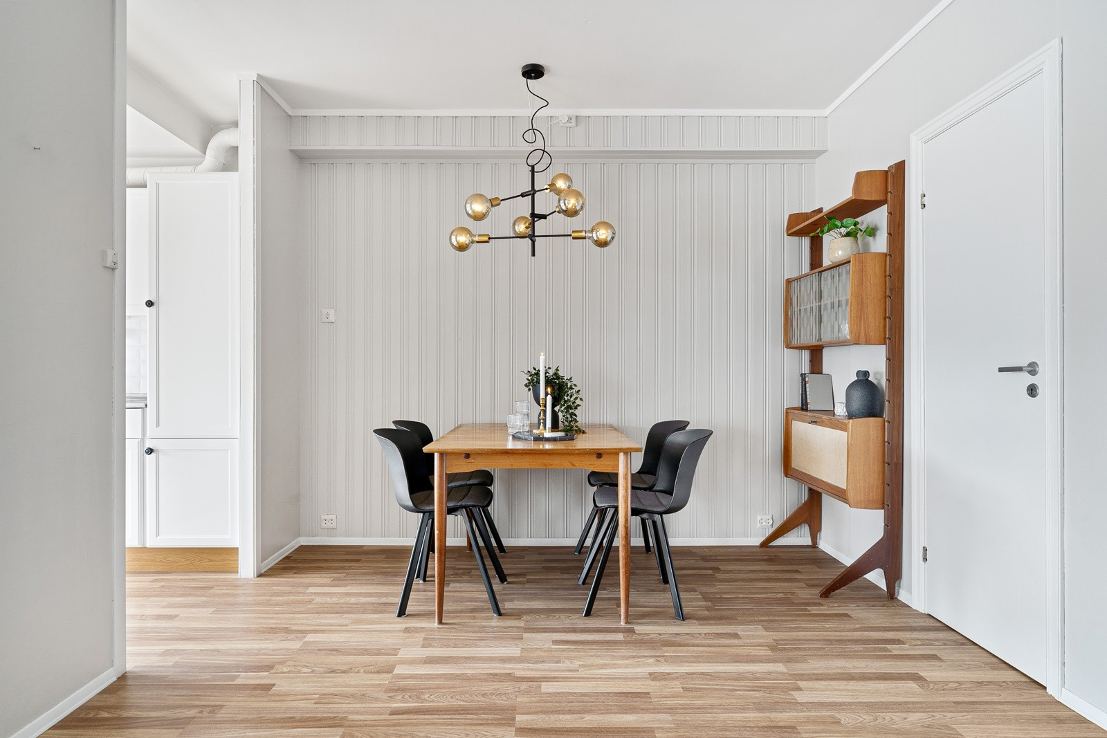 Det er god plass til spisebord mellom stuen og kjøkkenet.