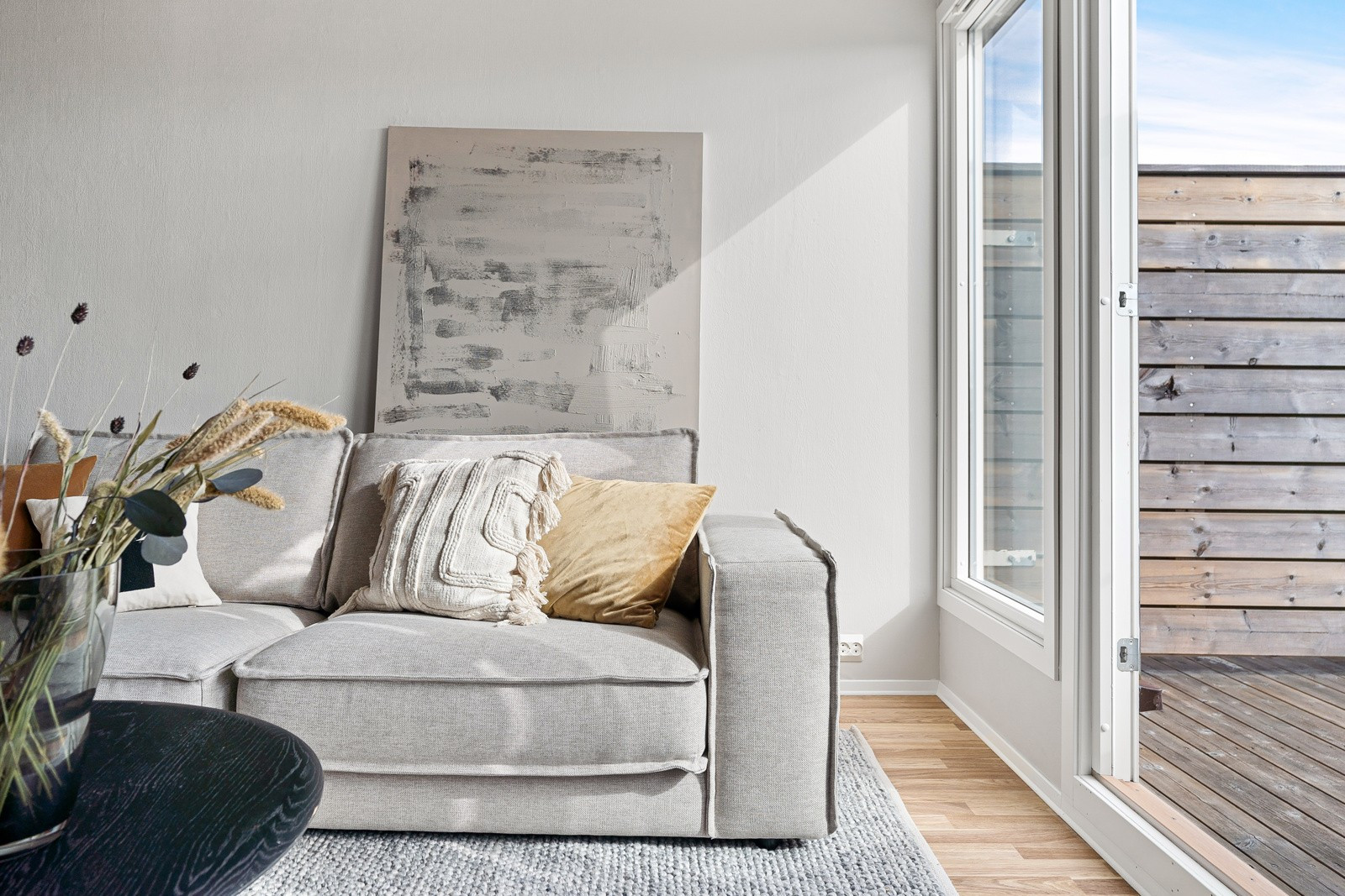 Lys og luftig stue med store vindusflater som slipper inn rikelig med dagslys