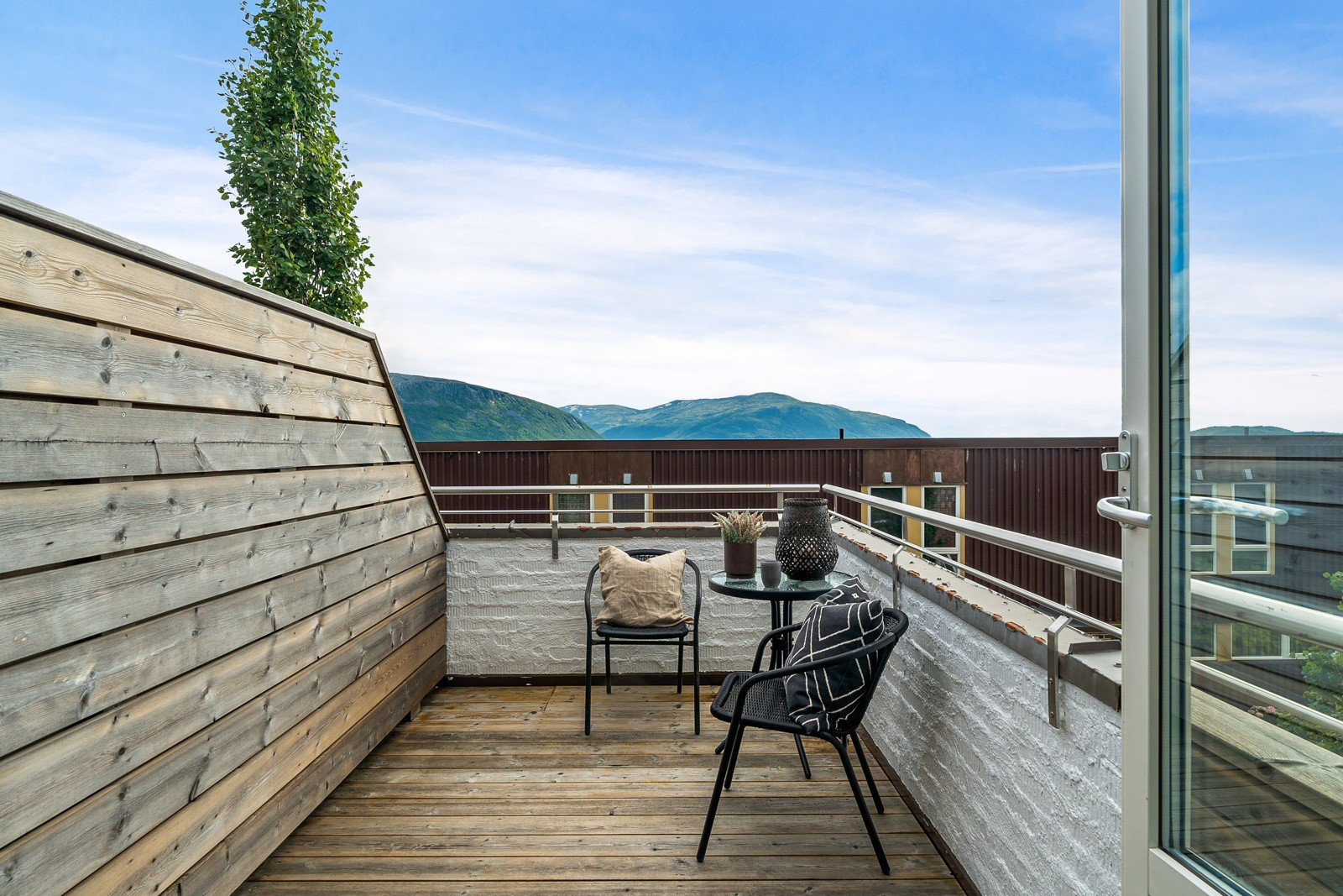 Fra stuen går du ut til verandaen som byr på gode sol- og utsiktsforhold og har plass for utemøbler.