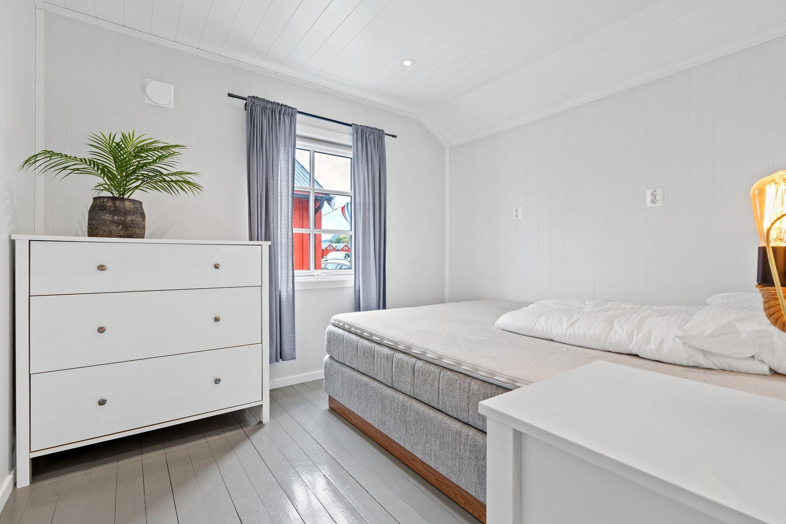 Begge soverommene er utstyrt med downlights i himling og skjult elektrisk anlegg. Galleribilde