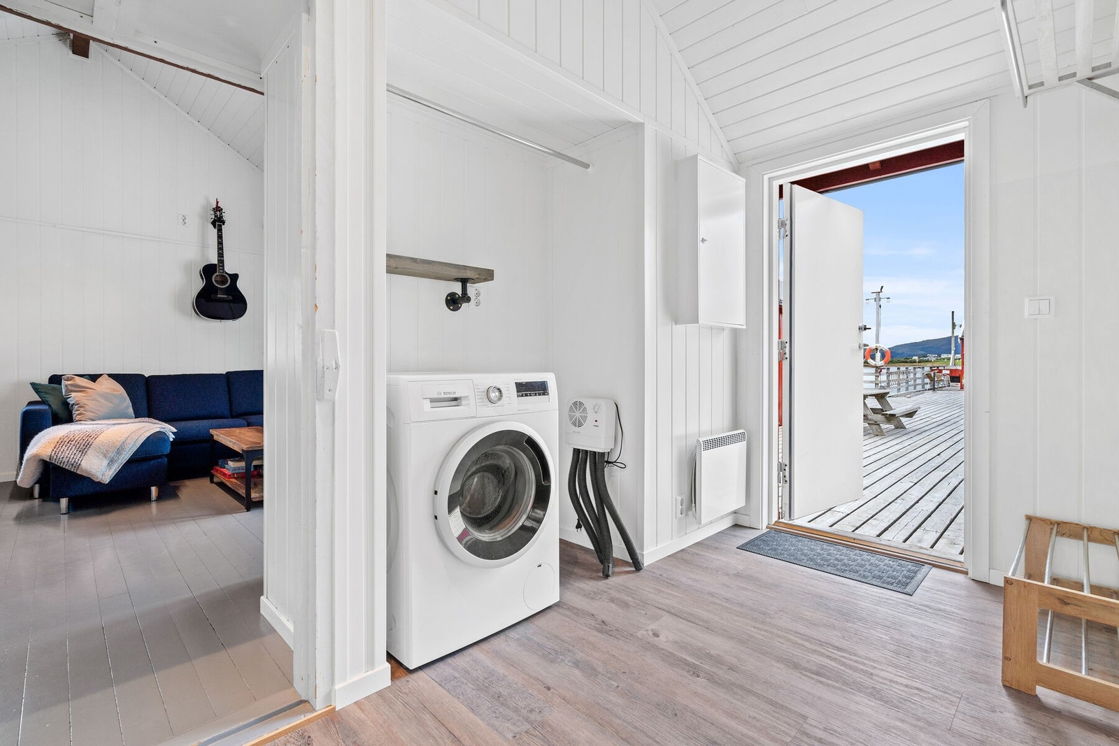 Du får en arealeffektiv planløsning bestående av entré med opplegg for vaskemaskin, stue/kjøkken, bad, hems samt 2 soverom. Galleribilde