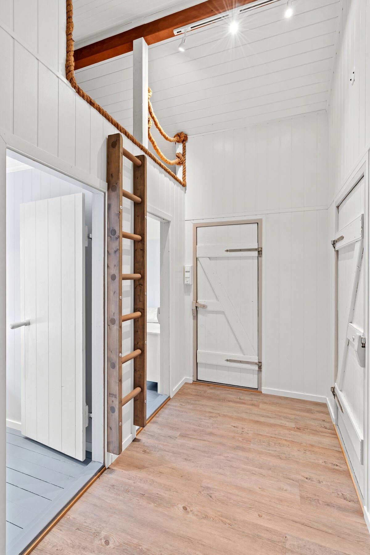 Til venstre ser du adkomst til en av boligens to hems. Tilrettelagt med madrasser. Galleribilde