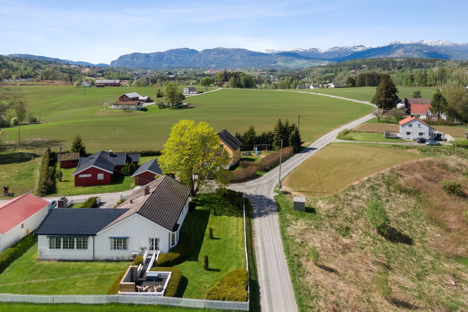 Tomten ligger landlig til med fint utsyn og gode solforhold. Galleribilde
