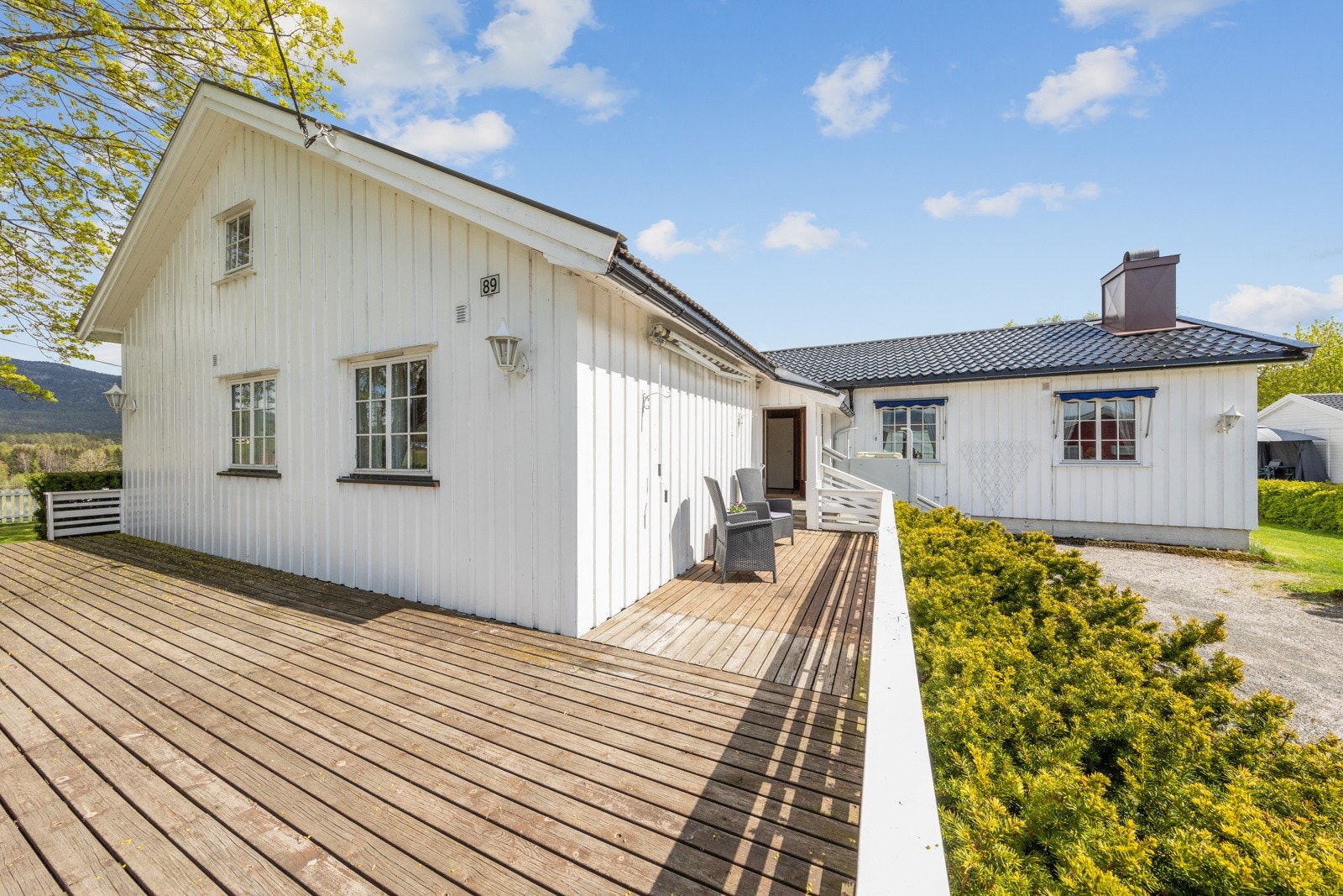 Eiendommen er pent opparbeidet med veranda, plen og gruset innkjørsel. Galleribilde