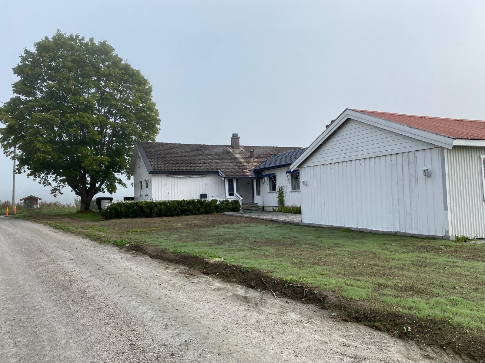 Sommeren 2021 fikk eiendommen ny innkjørsel, og den gamle ble fjernet. I den anledning ble også hvitt stakittgjerde fjernet, men tatt vare på. Det er lagt jord og sådd plen. Galleribilde