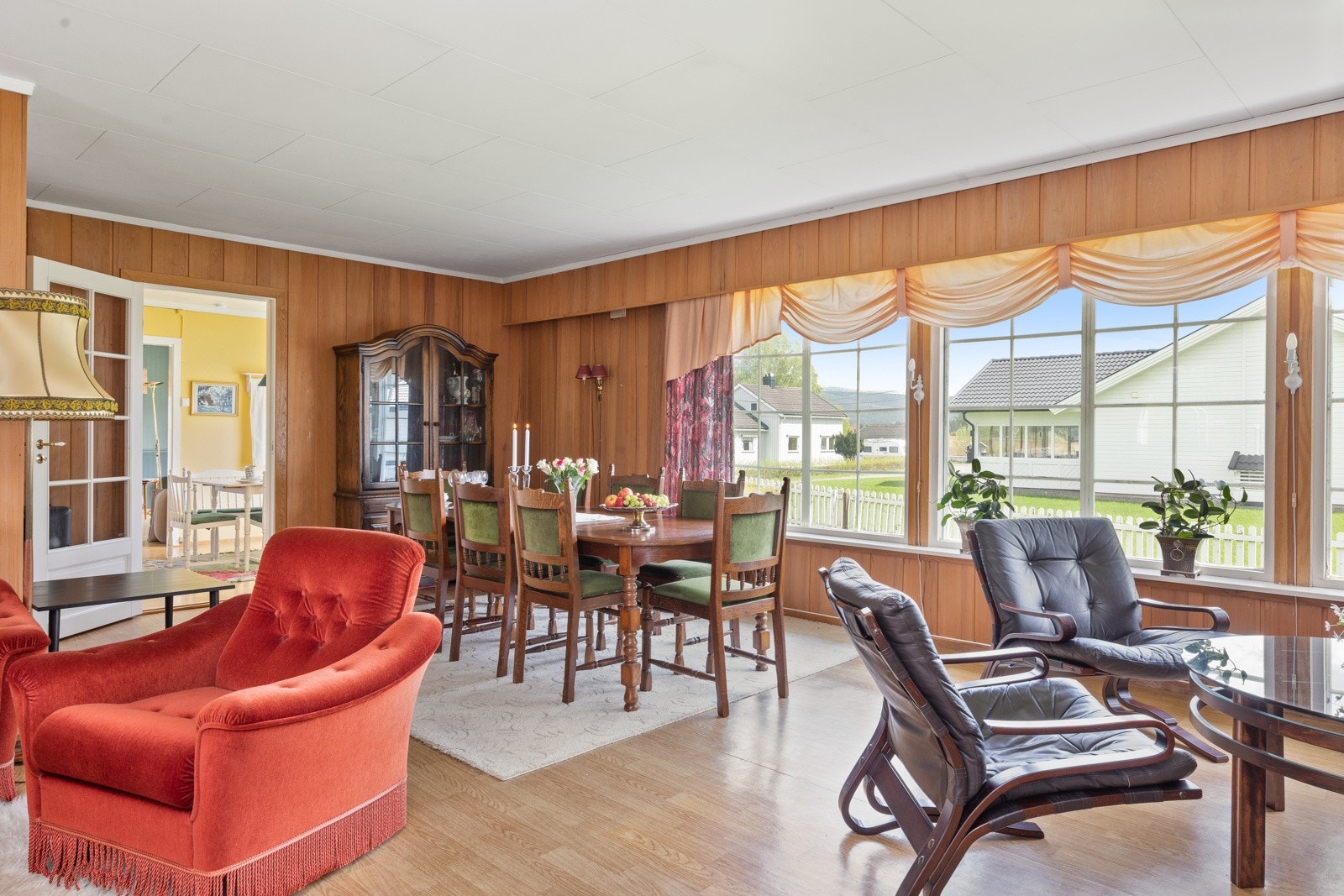 Boligen inneholder to store stuer, dagligstuen og penstuen. Penstuen er utstyrt med murt peis, store vindusflater og god plass til flere salonger og spisebord. Inngang til kjøkken via glassdør. Galleribilde