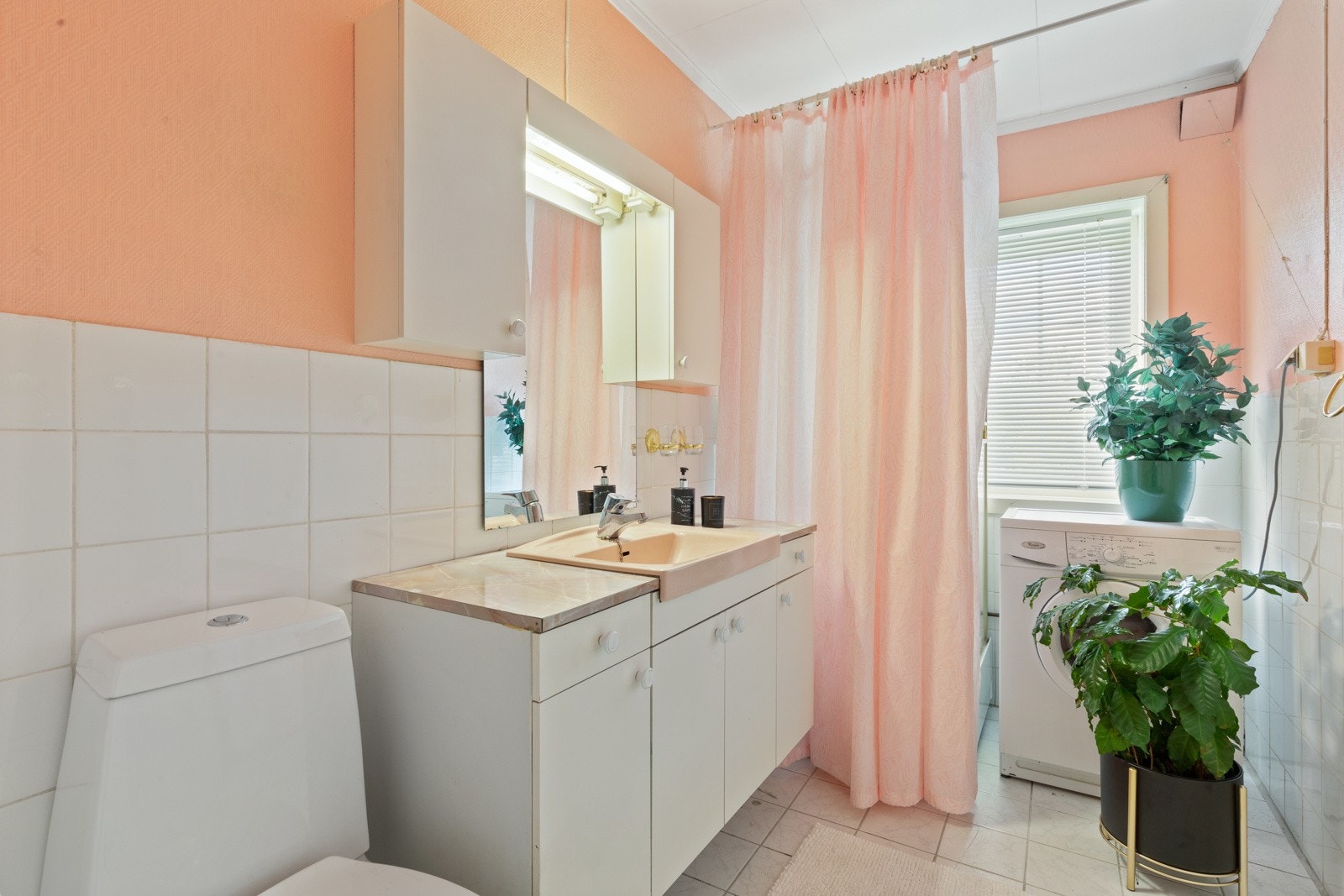 Eldre baderom beliggende med nærhet til alle soverommene. Bad/vaskerom har fliser på gulv og vegger. Varmekabel i gulv. Badet er innredet med servantskap med speil/lys, wc, dusjkabinett og opplegg for vaskemaskin. Galleribilde