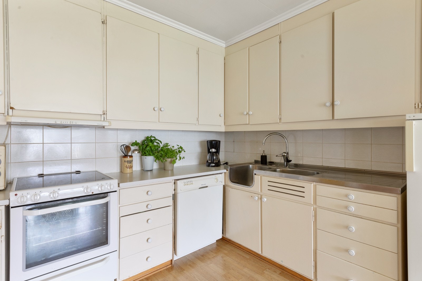 Stort, koselig kjøkken beliggende mellom stuene i boligen. Galleribilde