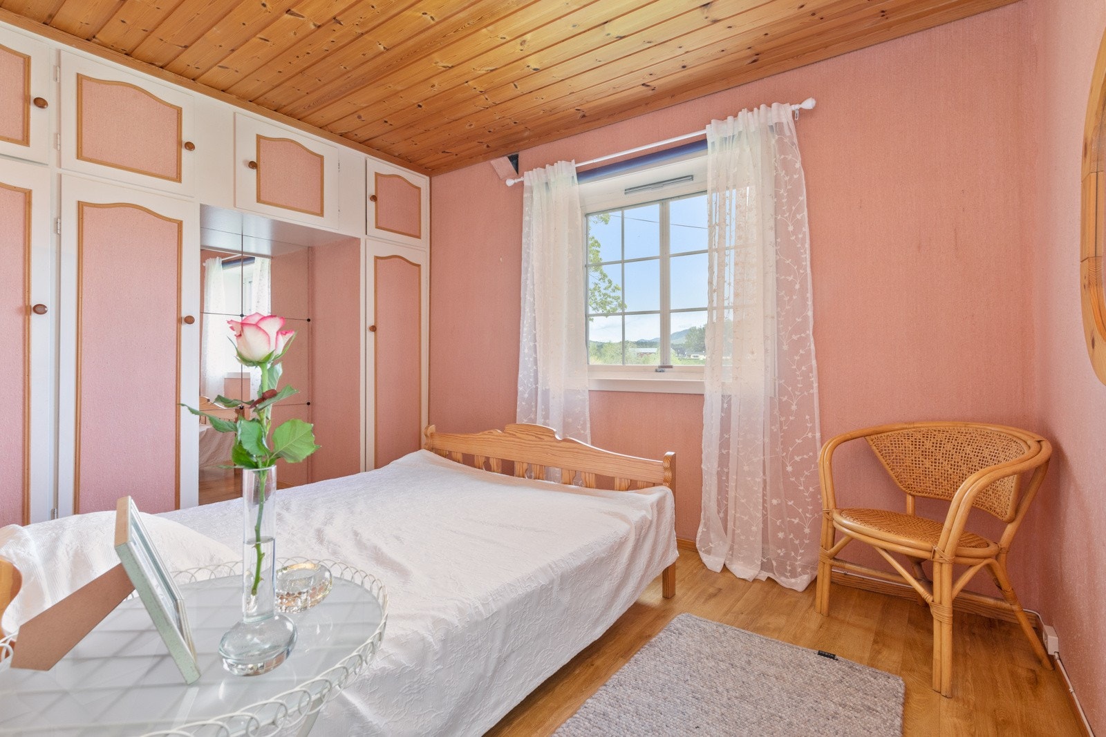 Boligen innehar totalt tre soverom, og en sovealkove. Sovealkove har tidligere vært soverom, men dør er nå fjernet. Soverommene fremstår romslige med god plass til garderobeløsninger. Pr. idag har flere av soverommene plassbygde skap. Galleribilde