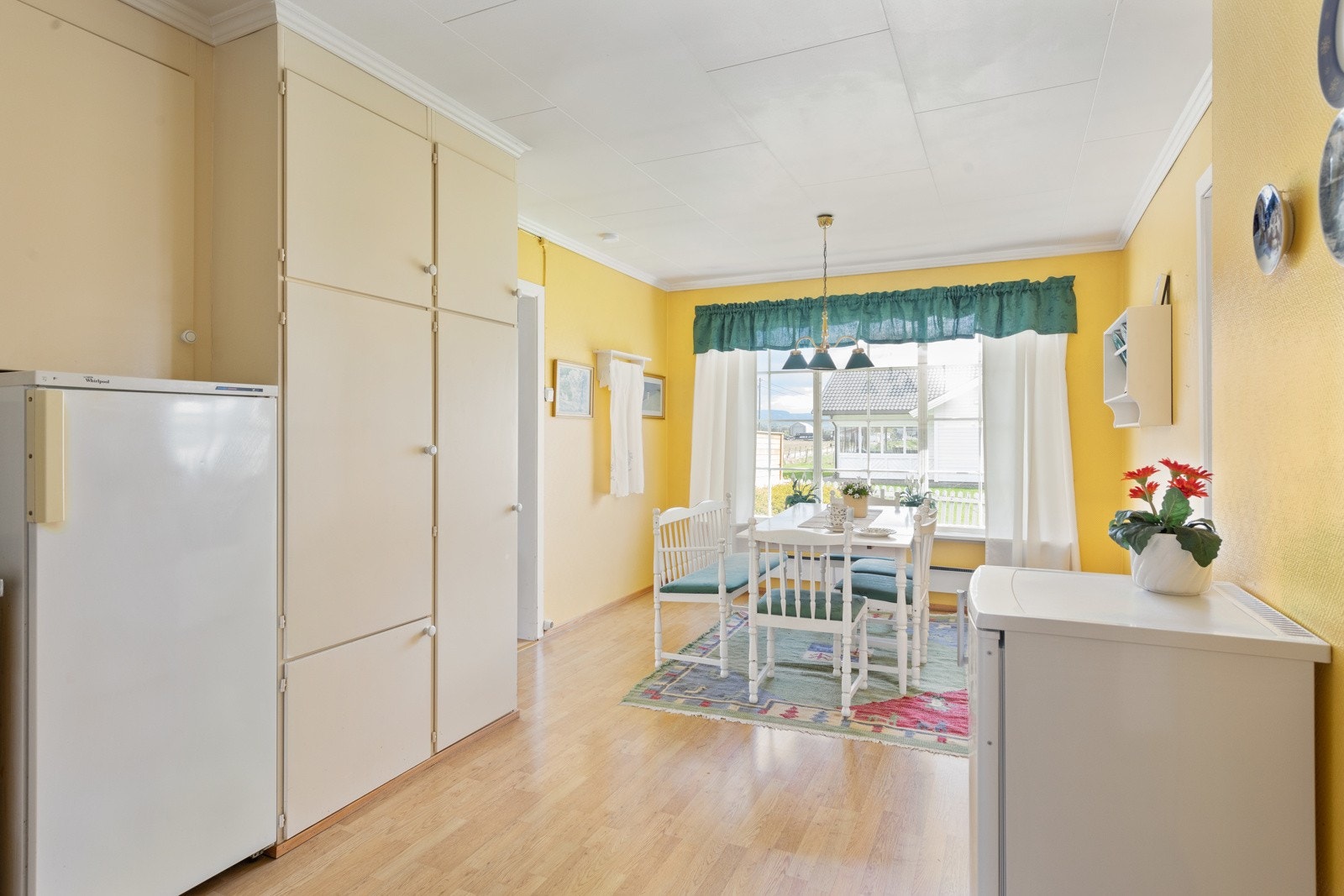 Opplegg og avsatt plass til oppvaskmaskin, kjøleskap og komfyr. Det er god plass til spisebord og stoler. Galleribilde