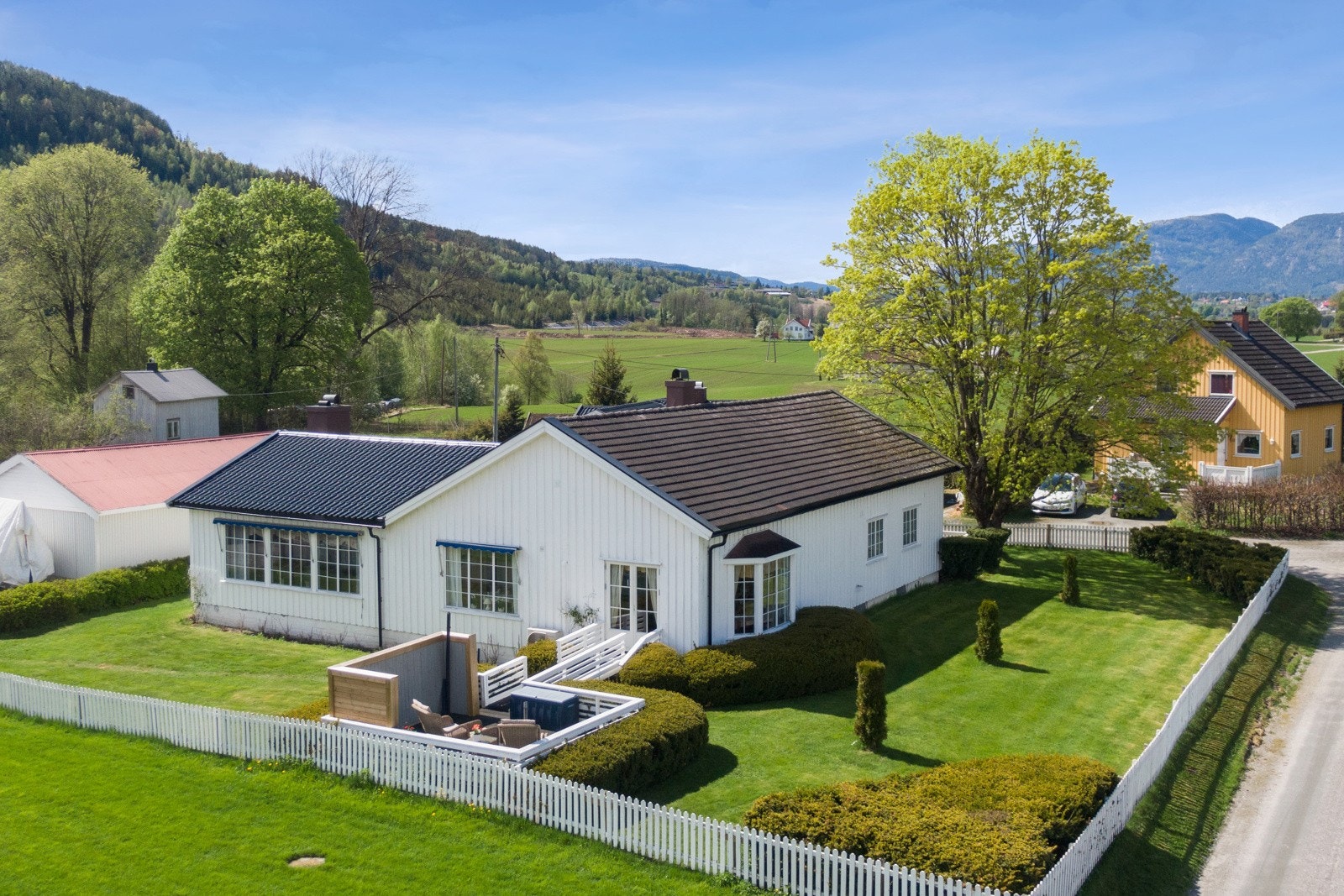 Sommeren 2021 fikk eiendommen ny innkjørsel, og den gamle ble fjernet. I den anledning ble også hvitt stakittgjerde fjernet, men tatt vare på. Det er lagt jord og sådd plen. Det er ikke tatt bilder med ny innkjørsel. Galleribilde