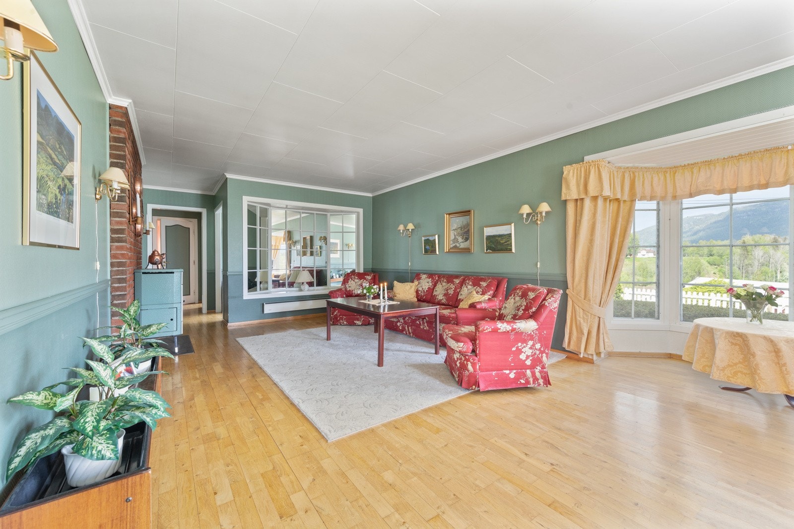 Dagligstuen er utstyrt med vedovn. Et koselig karnapp som slipper inn mye lys og fin utsikt. Utgang fra stuen til hagen via doble glassdører. Galleribilde