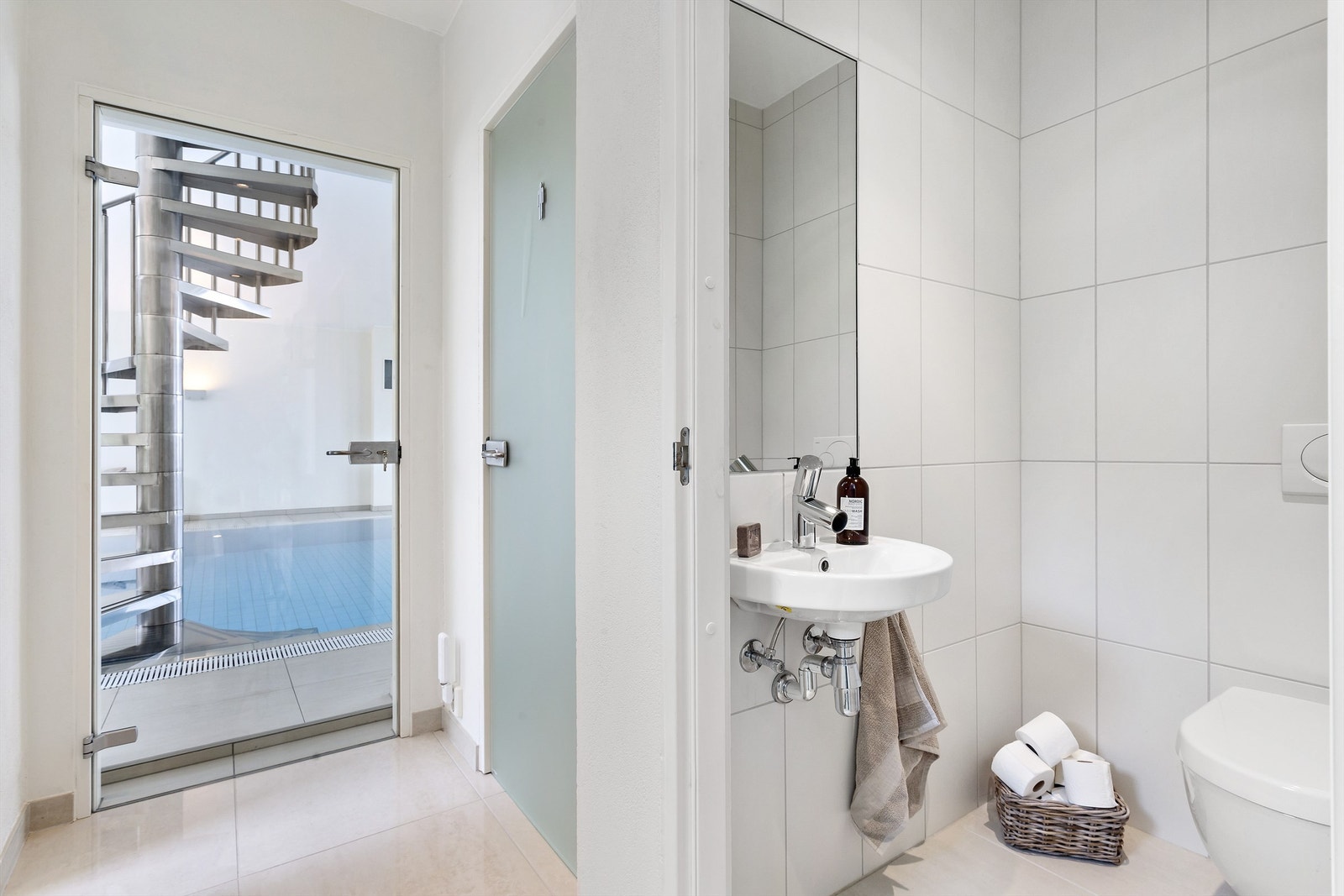 Bassengområdet har både dame- og herregarderobe. Galleribilde