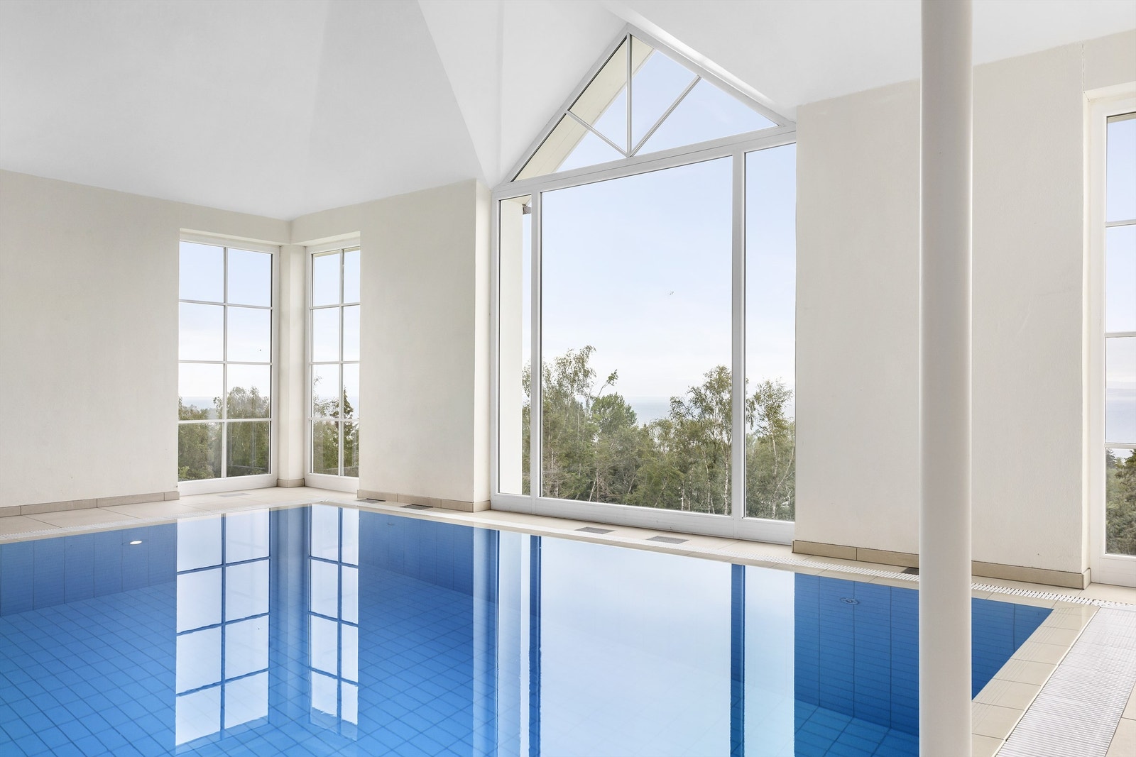 Lys, luft og utsikt preger boligen, og ingen detaljer er overlatt til tilfeldighetene. Galleribilde