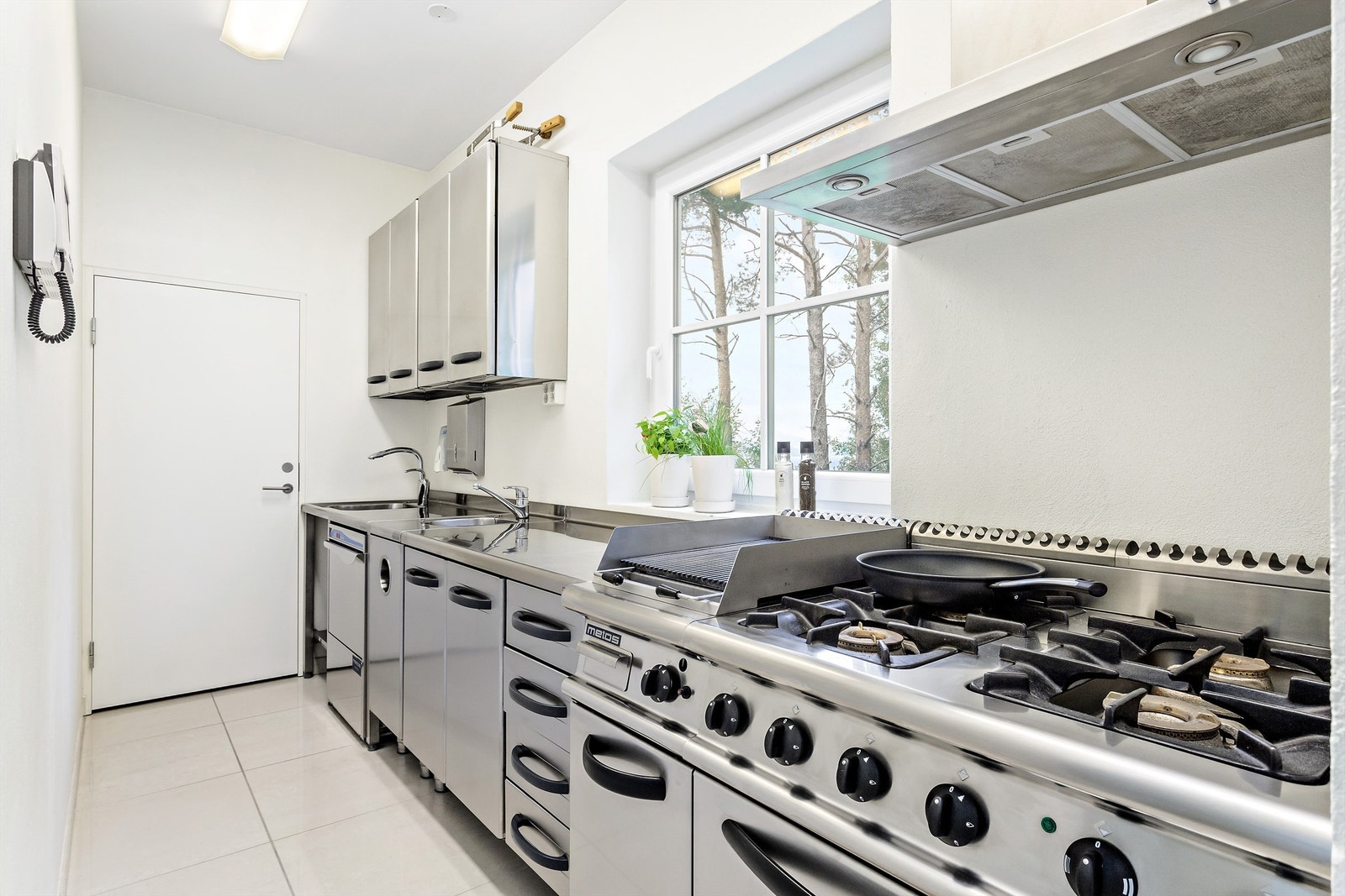 Tilknyttet kjøkkenet, men smart adskilt, ligger et grovkjøkken med innredning i stål. Galleribilde