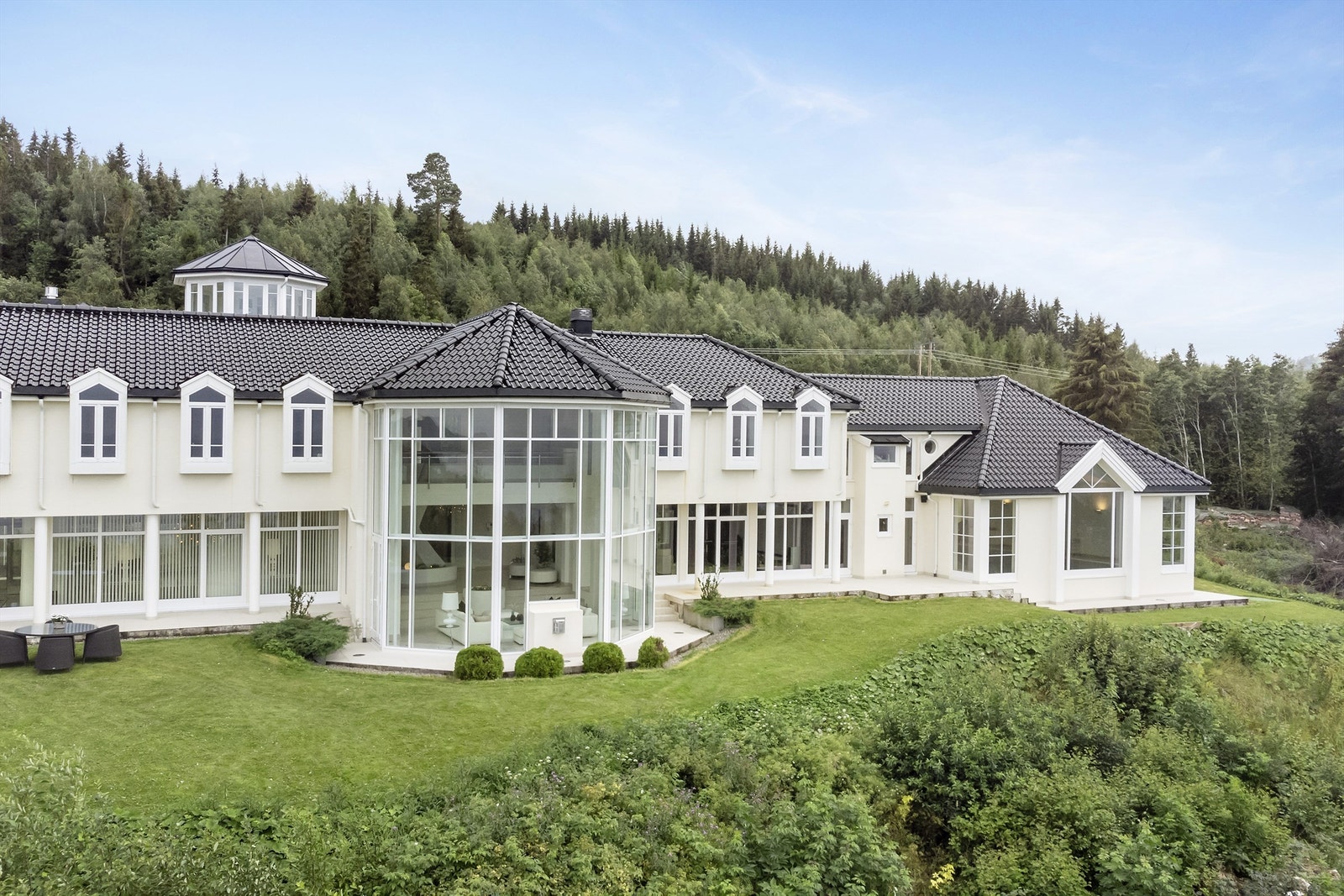 Tomten er helt usjenert og ligger 15 min kjøring fra Trondheim og rundt 10 min fra Værnes. Galleribilde