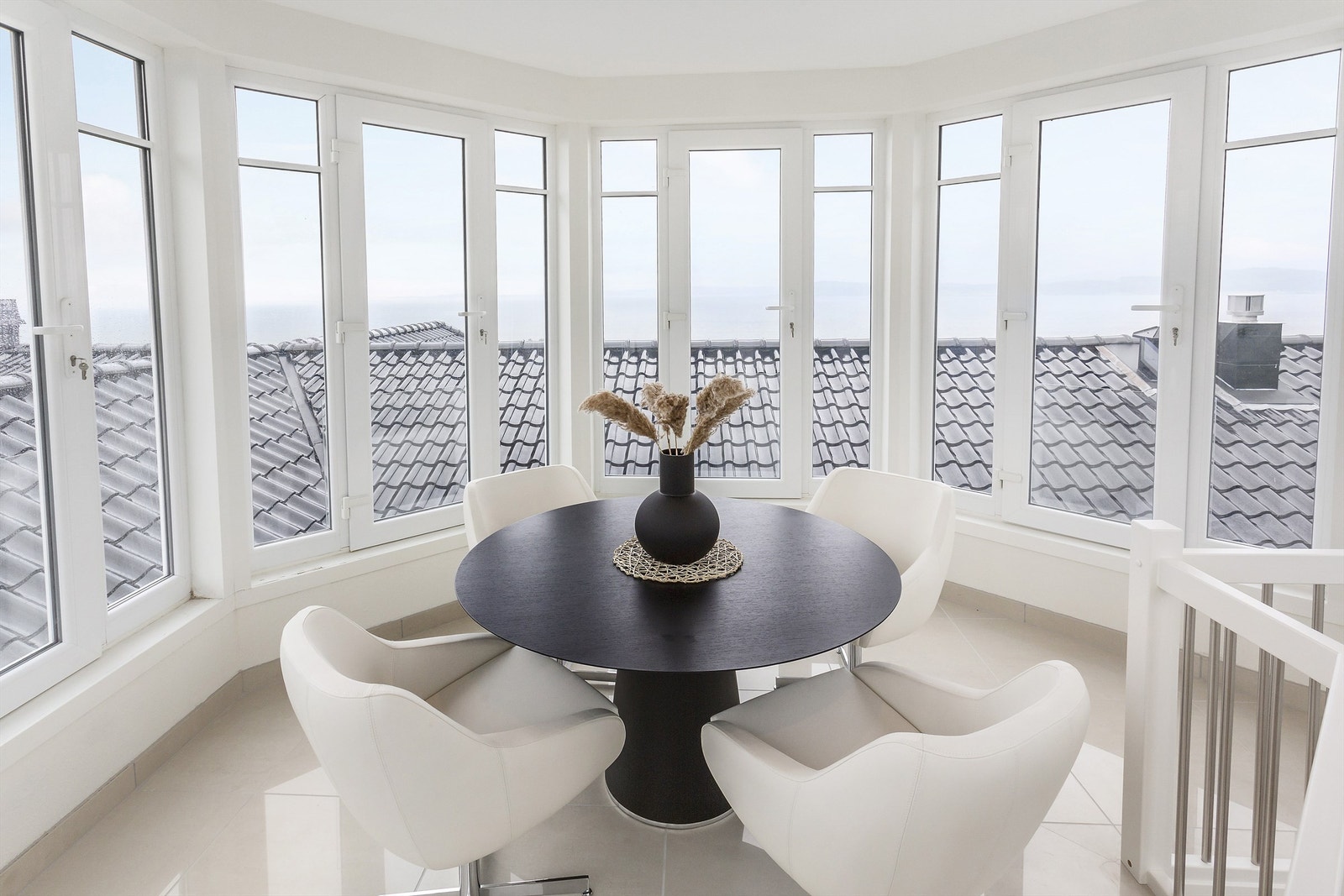 Tårnrommet kan brukes til så mangt, hva med et luftig og lyst hjemmekontor eller konferanserom? Galleribilde