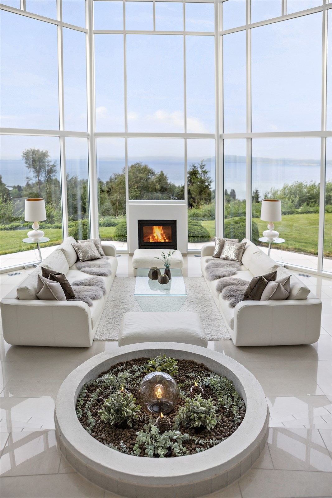 Stuen er delikat innredet og har en peis for ekstra hygge og lun stemning. Galleribilde