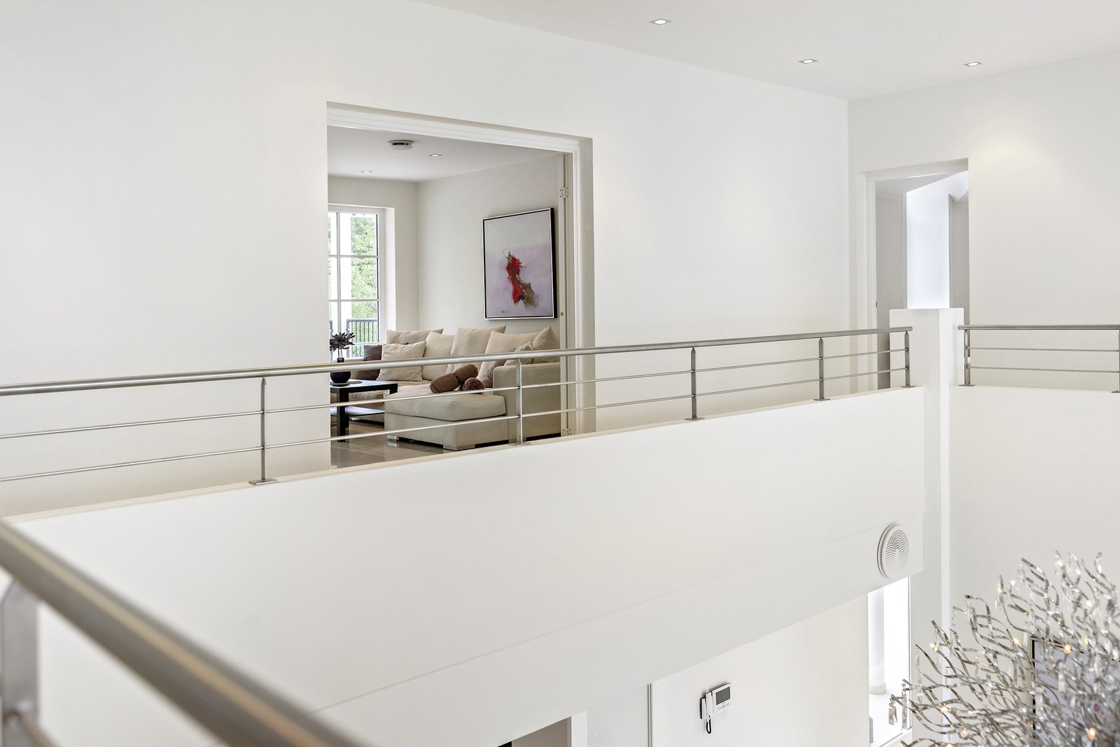 Fra andre etasje er det åpen løsning ned mot stuen. Galleribilde