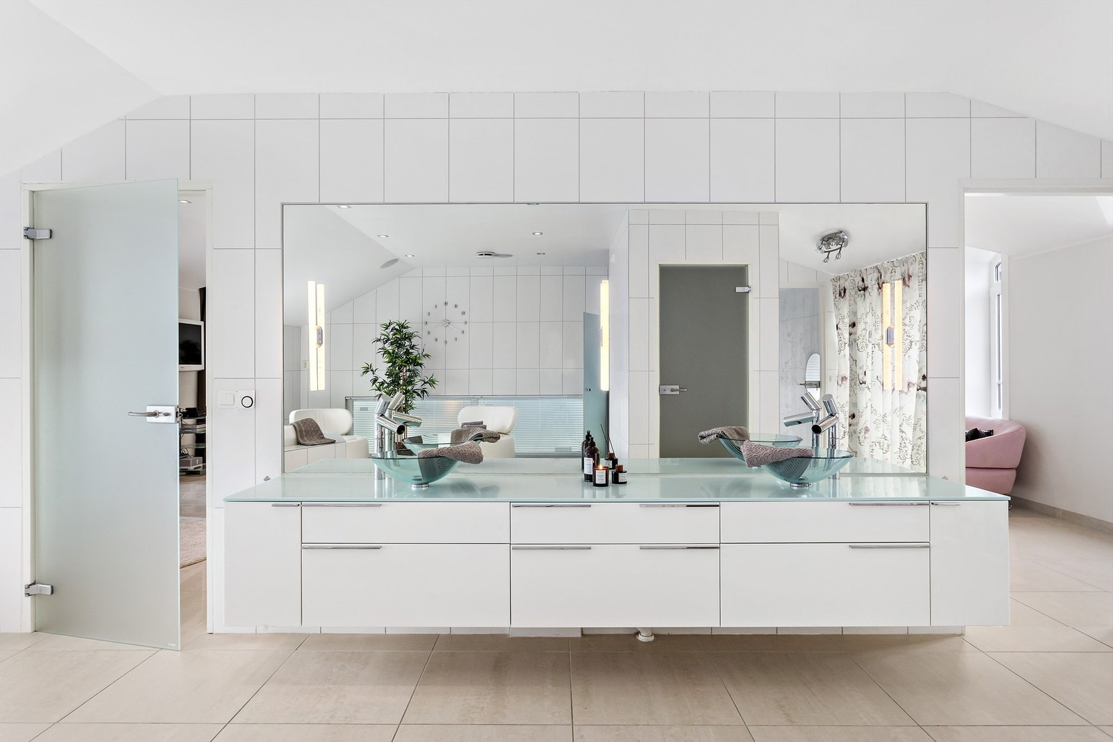 Spabadet er stort og lyst med badekar, dusj, lekker innredning og nydelig fjordutsikt. Galleribilde