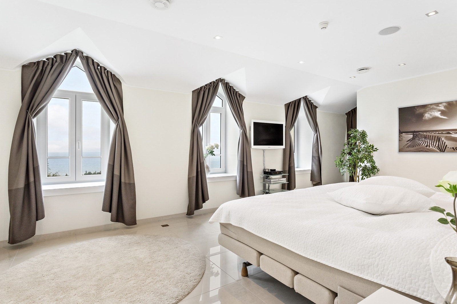 Andre etasje har en mastersuite som er ren luksus, med sovedel, garderobe, omkledningsrom og spabad. Galleribilde