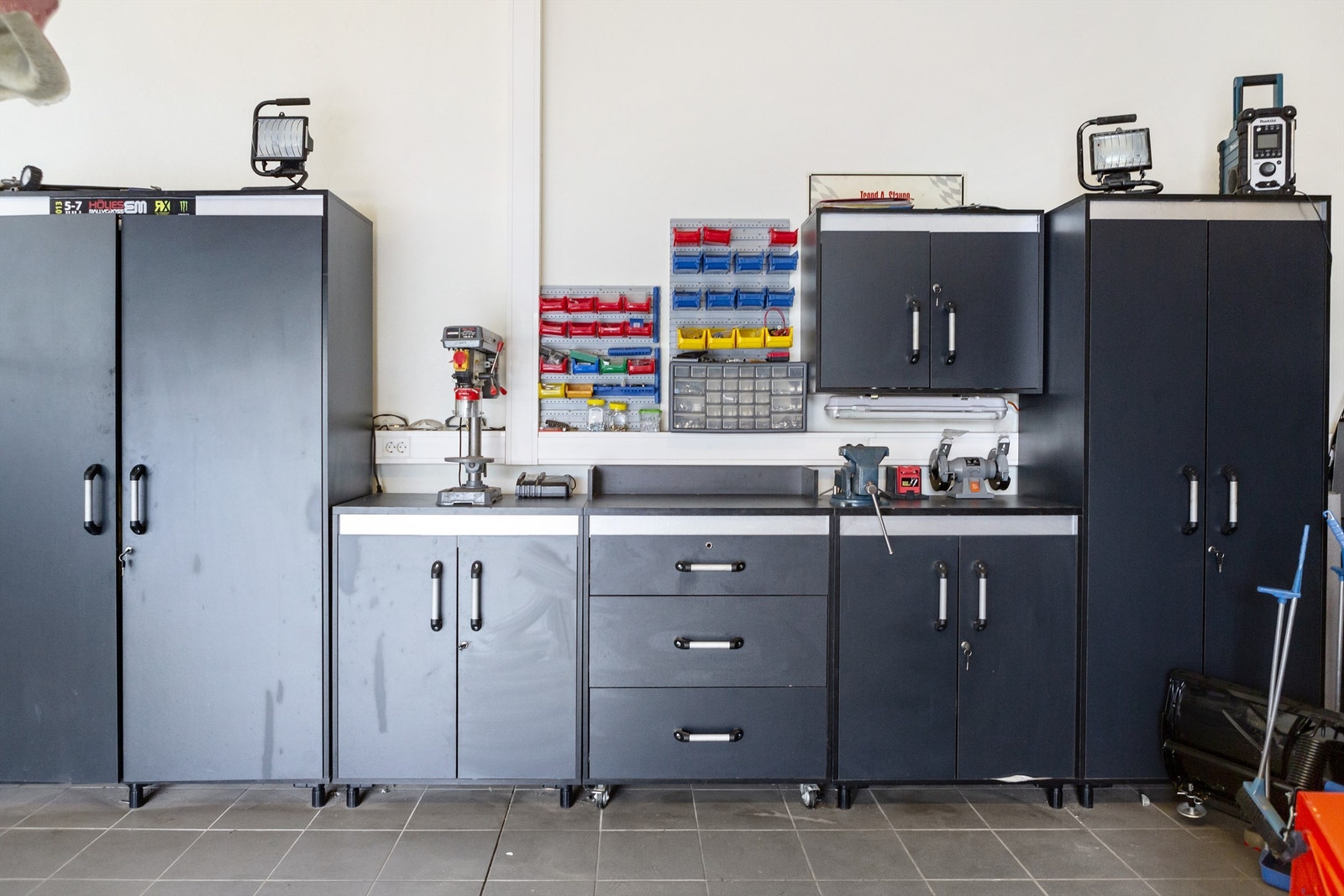 Den store garasjen er godt utstyrt og rommer praktiske skap- og skuffeløsninger for verktøy og utstyr. Galleribilde