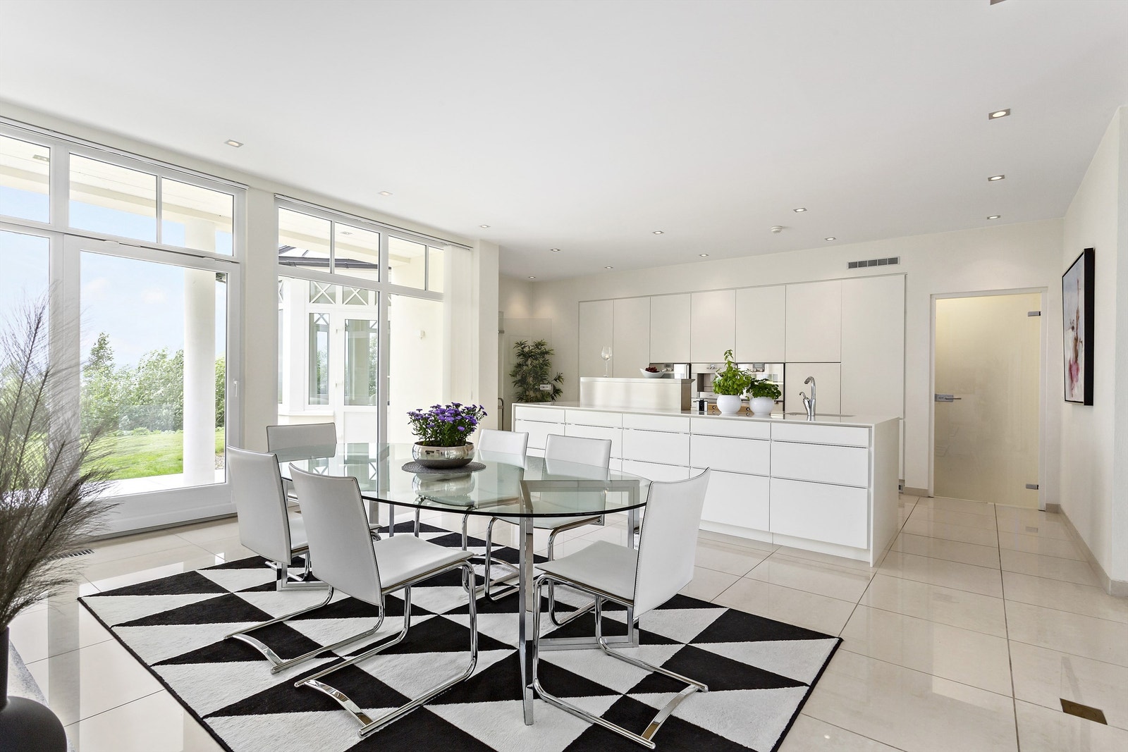 Kjøkkenet fremstår som skreddersydd, utstyrt med påkostede hvitevarer fra Gaggenau. Galleribilde