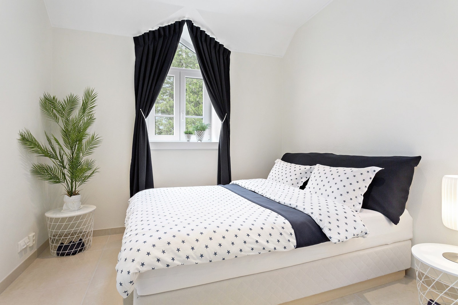 Gjestefløyen har tre luftige og gode soverom. Galleribilde