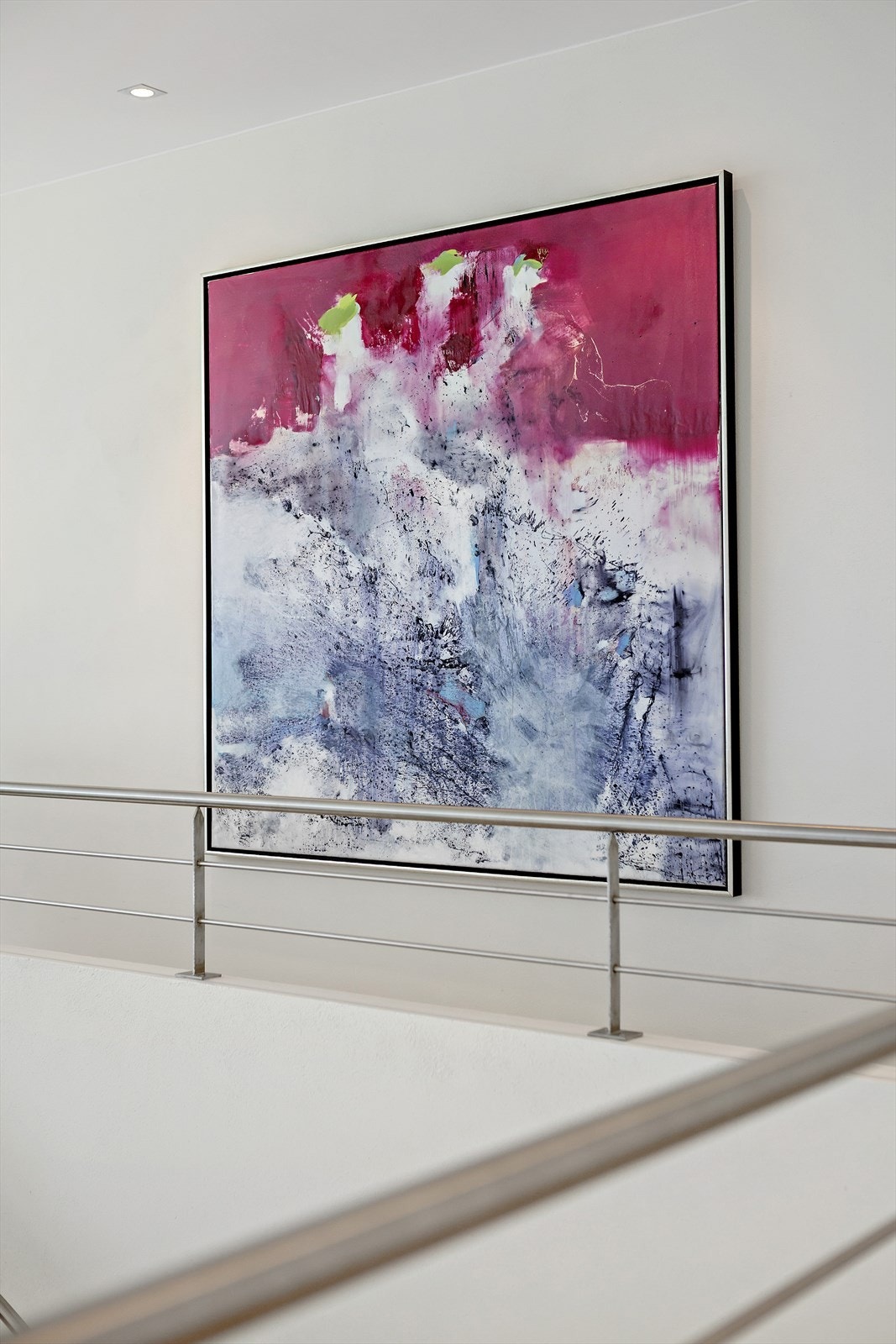 En lekker, flislagt trapp slynger seg opp til andre etasje med mastersuite, gjestefløy og loftstue. Galleribilde