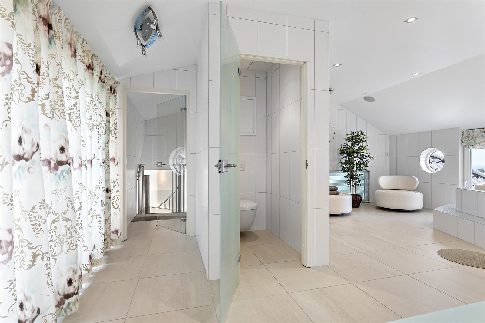 Fra det enorme spabadet har man direkte adkomst ned til bassenget. Galleribilde