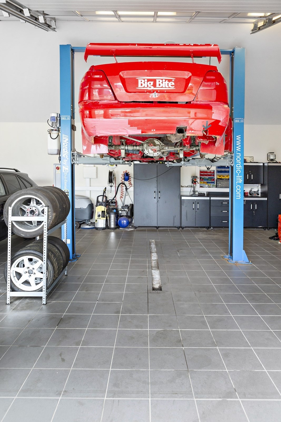 Stor trippelgarasje gir mange muligheter for innredning av utstyr og verktøy. Galleribilde