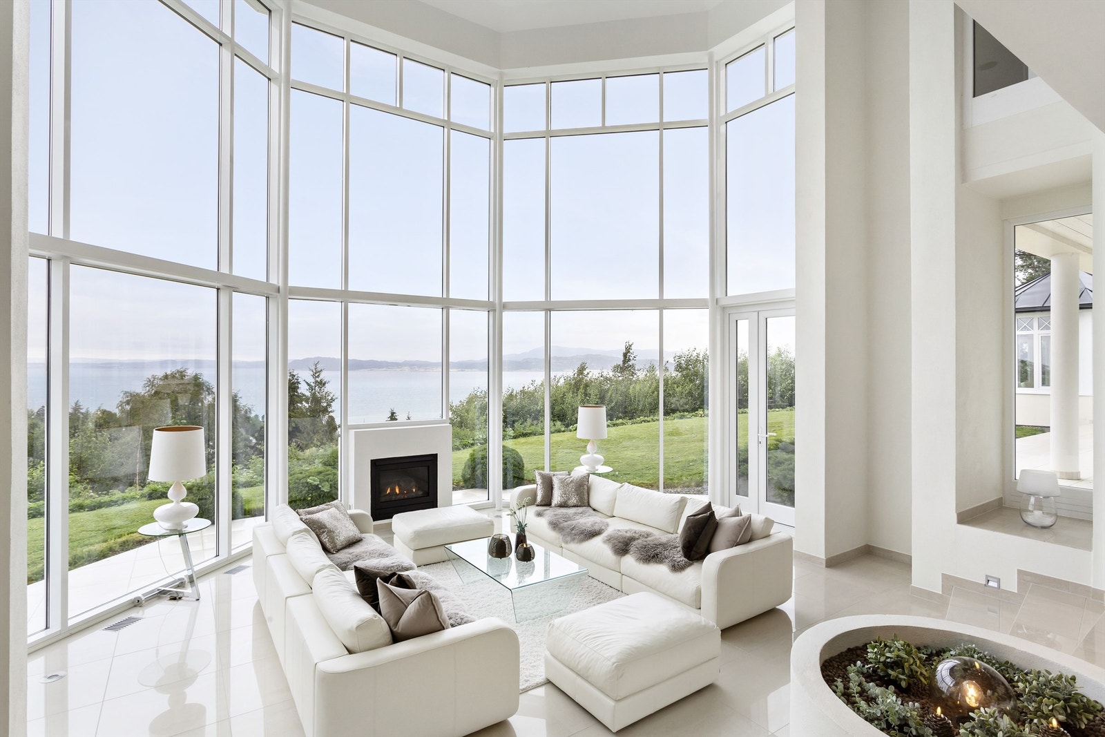 Hovedstuen har høy wow-faktor med glasskarnapp helt opp til mønet. Utsikten over fjorden er spektakulær! Galleribilde