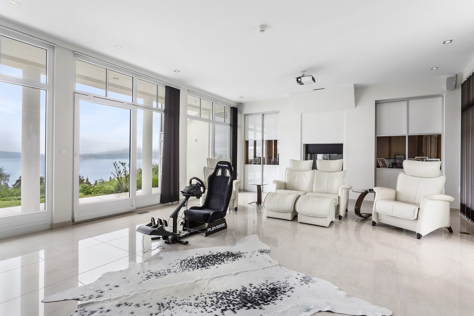 I første etasje ligger en tv-stue/hjemmekino med plass for stort lerret. Galleribilde