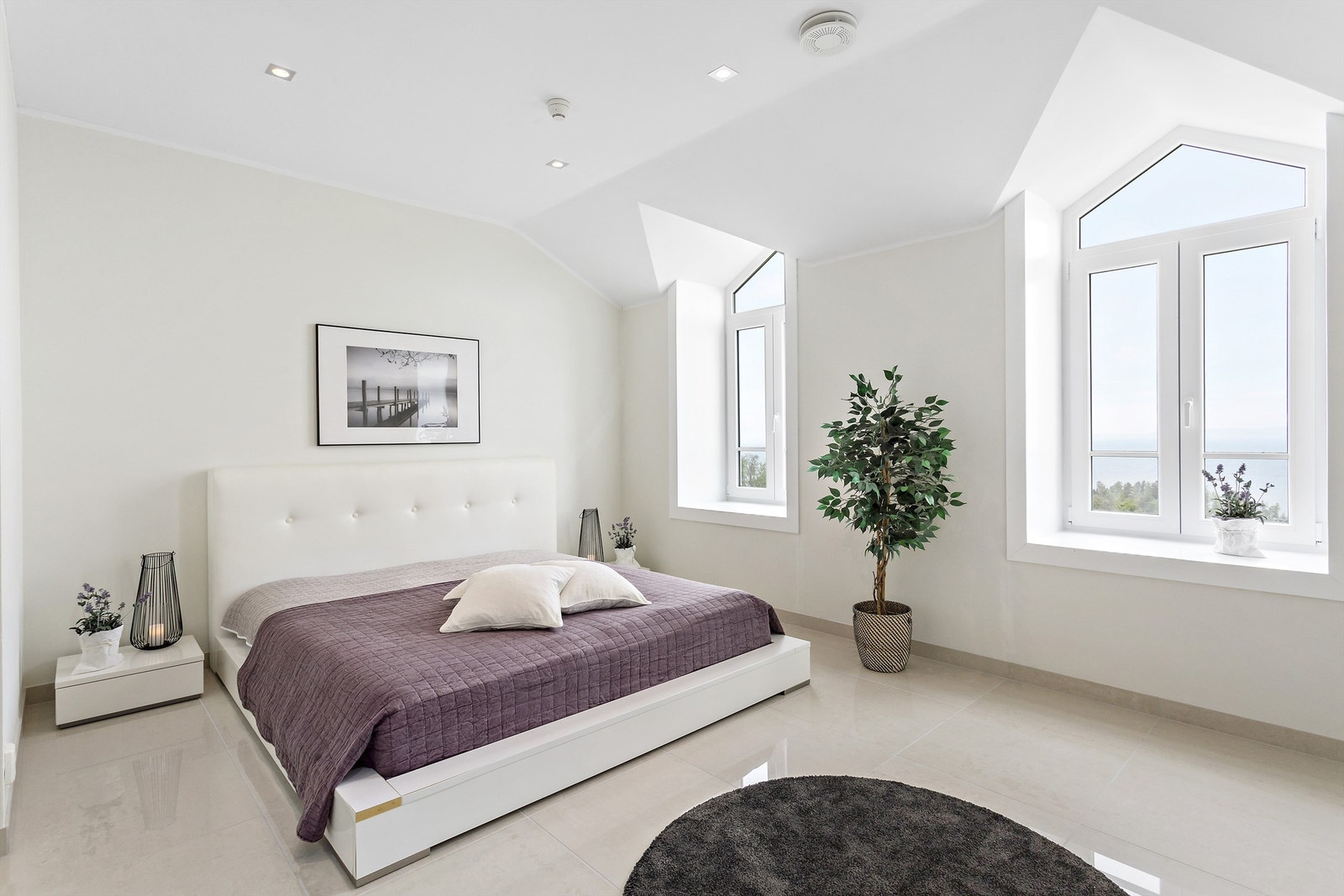 På hovedsoverommet i gjestefløyen kan man våkne til storslagen utsikt. Galleribilde