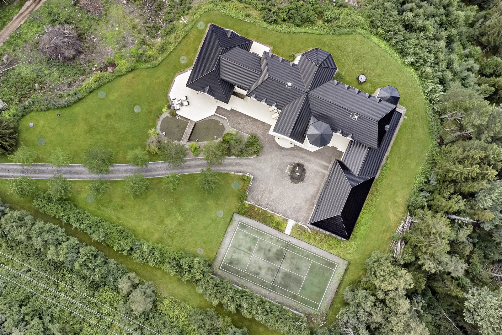 Stor tomt med flotte forhold for både tennis og golf! Galleribilde