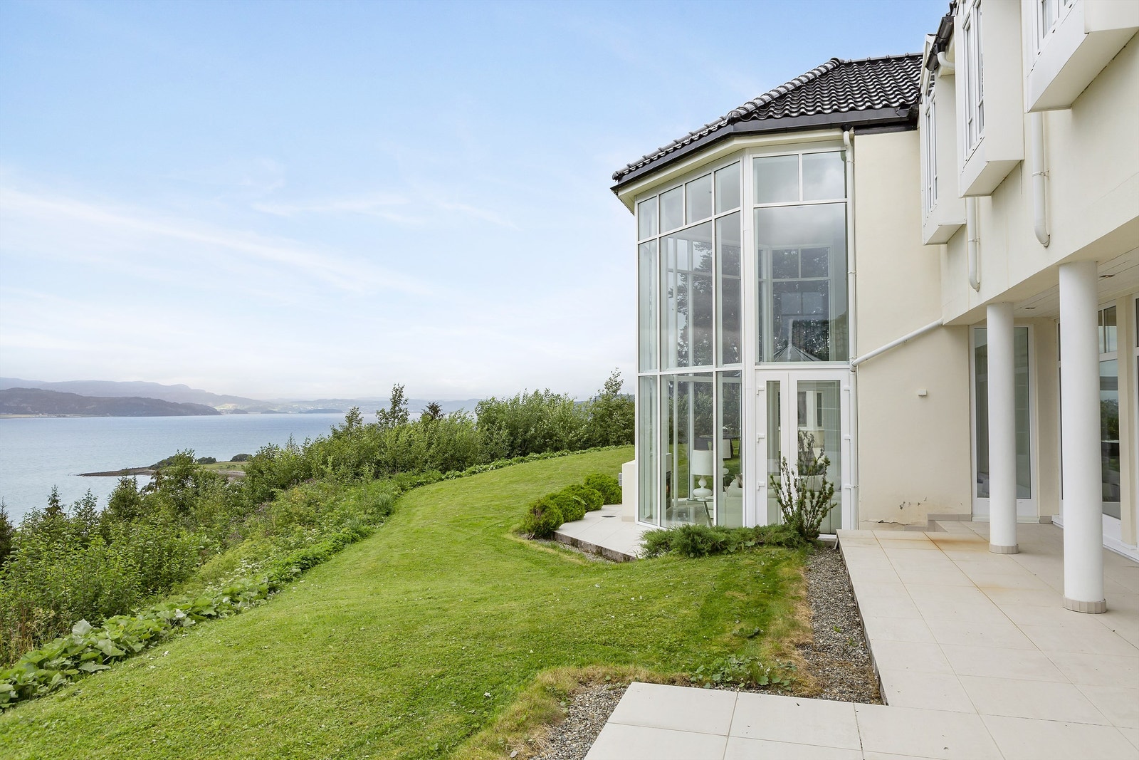 Terrasse og fasade i front av huset. Galleribilde