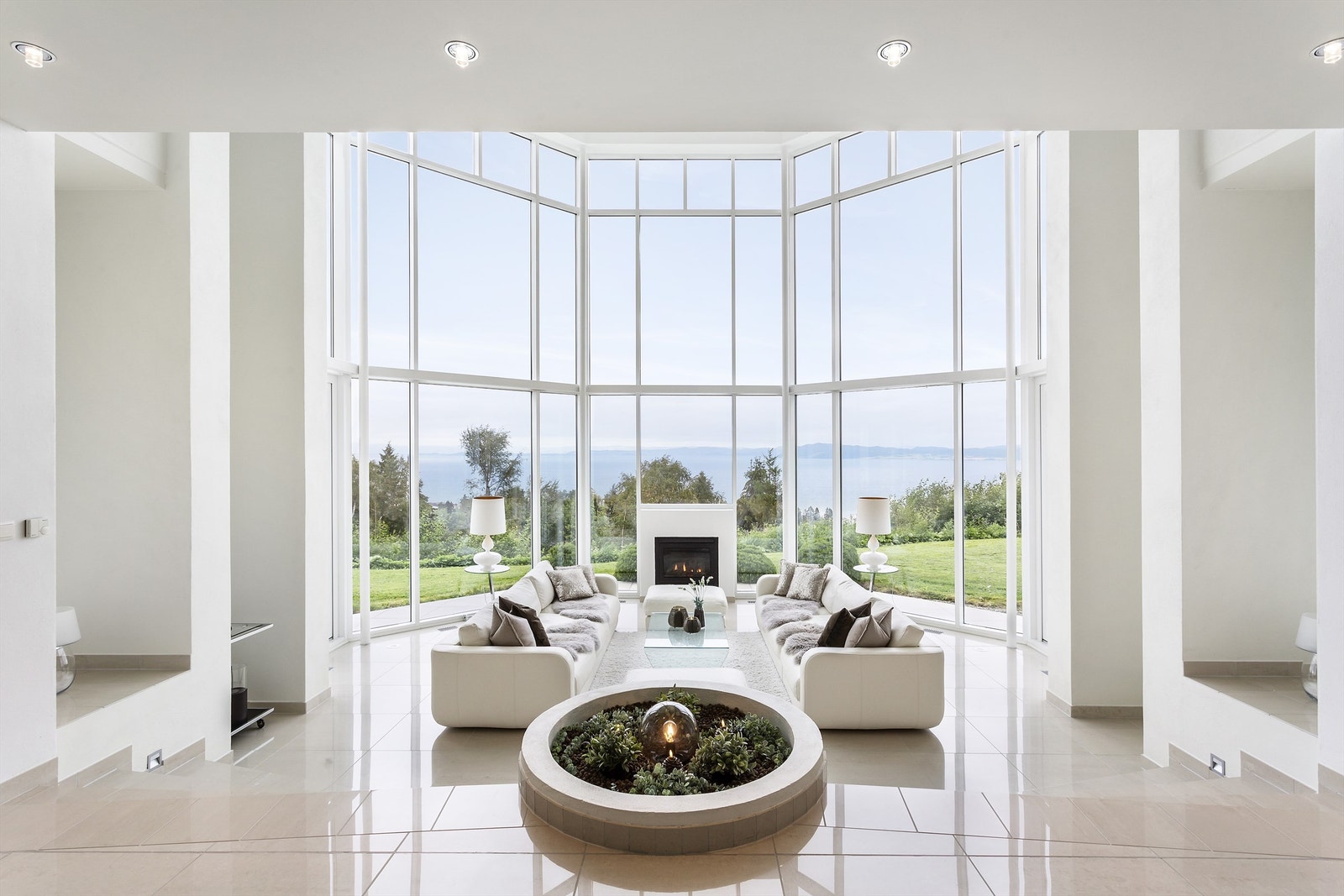 Glassfasaden brytes lekkert opp av et ildsted som tilfører lun hygge. Galleribilde