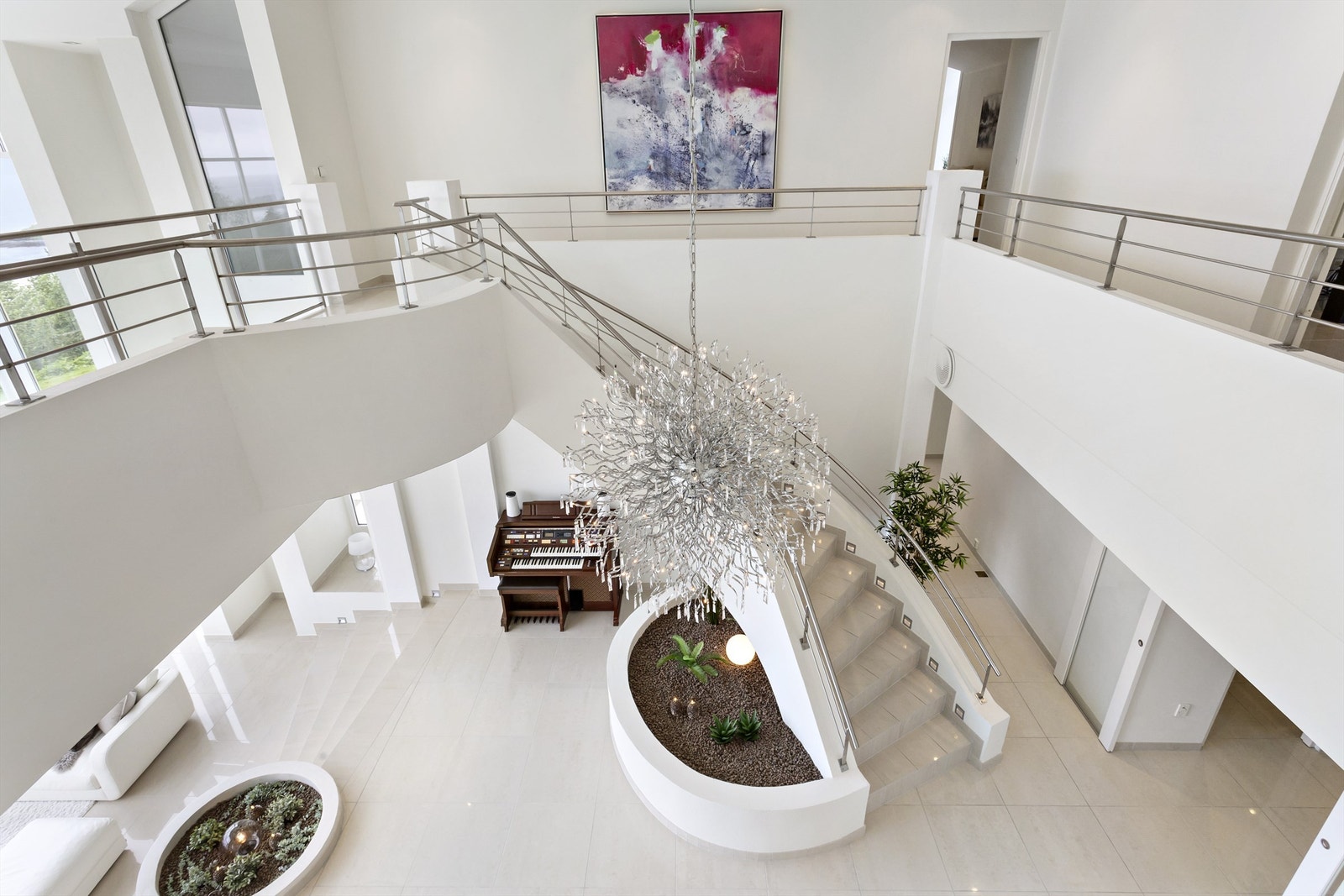 Rondell og halvmåne med opphøyde bed myker opp de ellers så stramme linjene og gir ekte hotellfølelse. Galleribilde