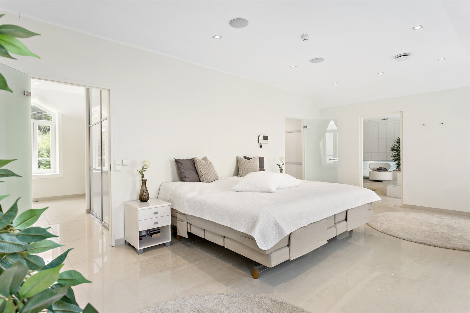 Andre etasje har en mastersuite som er ren luksus, med sovedel, garderobe, omkledningsrom og spabad. Galleribilde