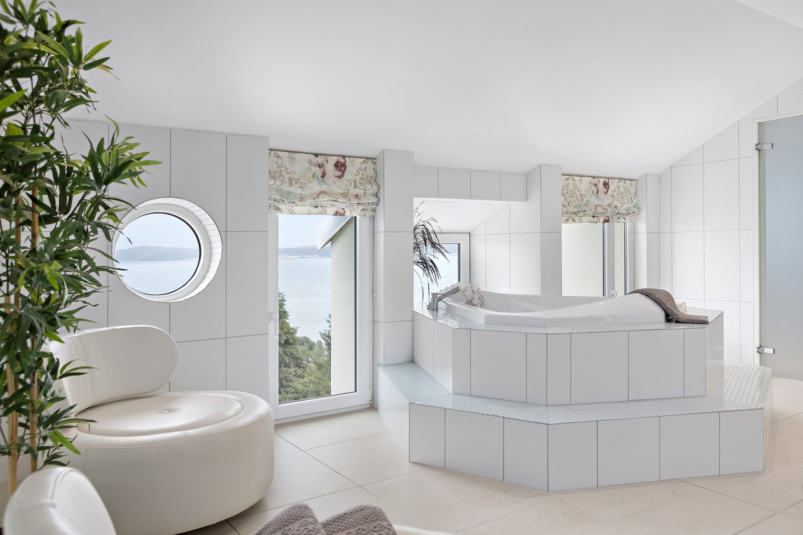 Fra spabadet har man nydelig utsikt og direkte adkomst til vindeltrappen direkte ned i bassenget. Galleribilde