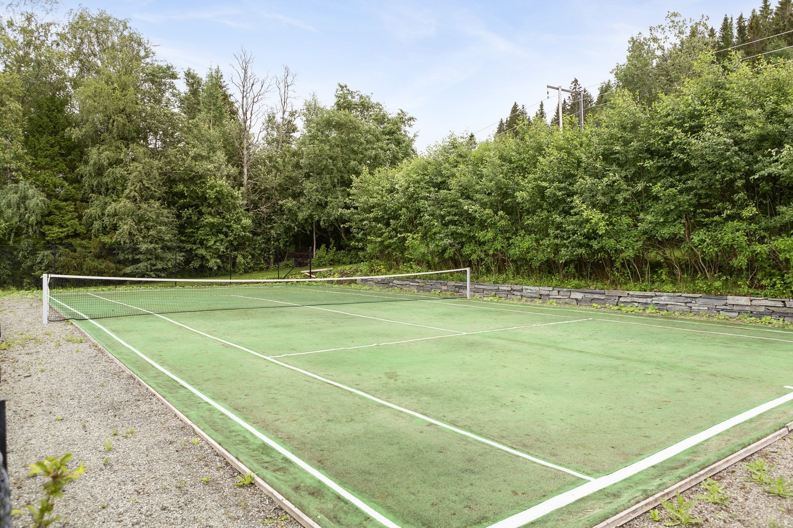 Egen tennisbane gir muligheter for et sosialt og aktivt liv. Galleribilde