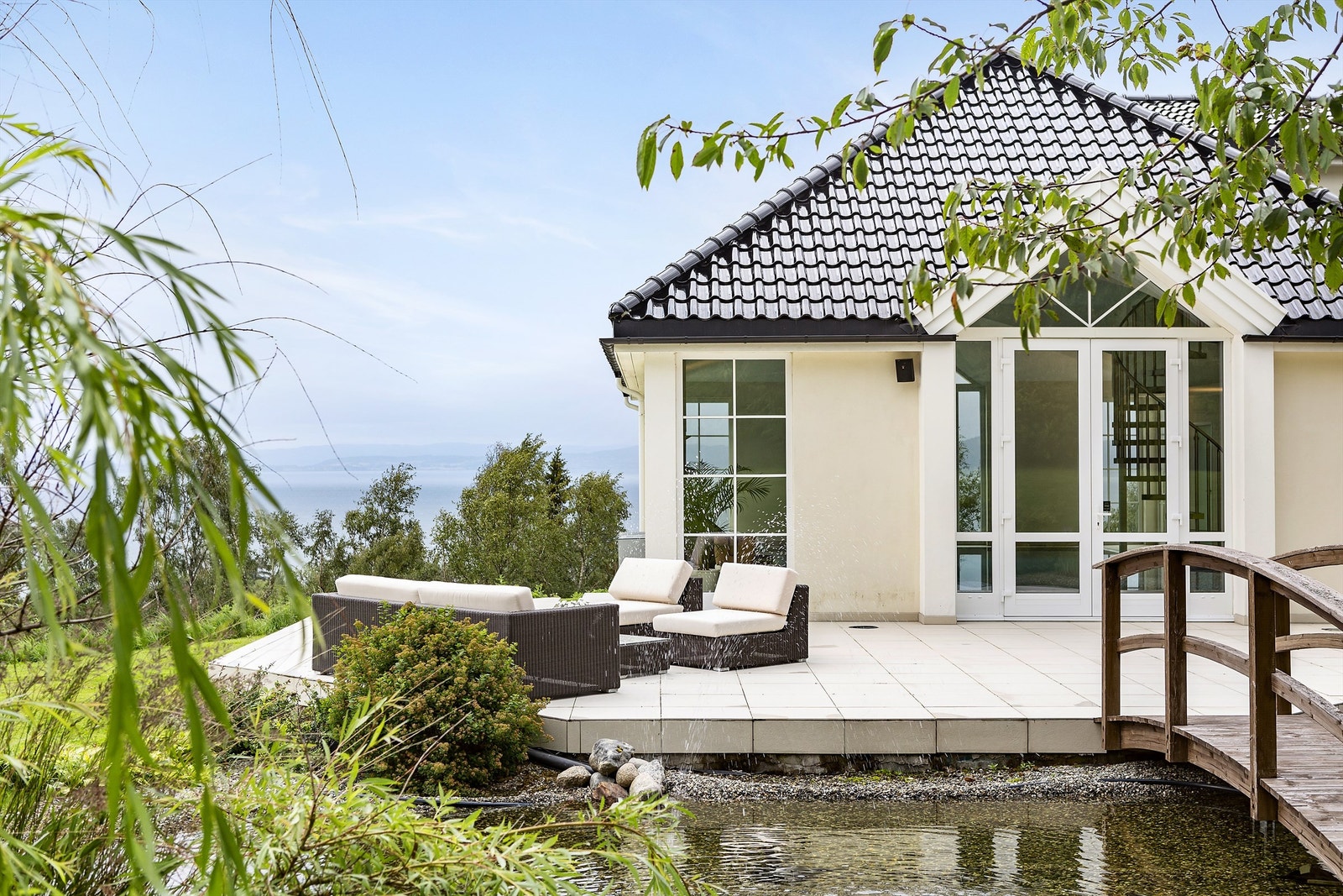 Terrasse og karpedam. Galleribilde