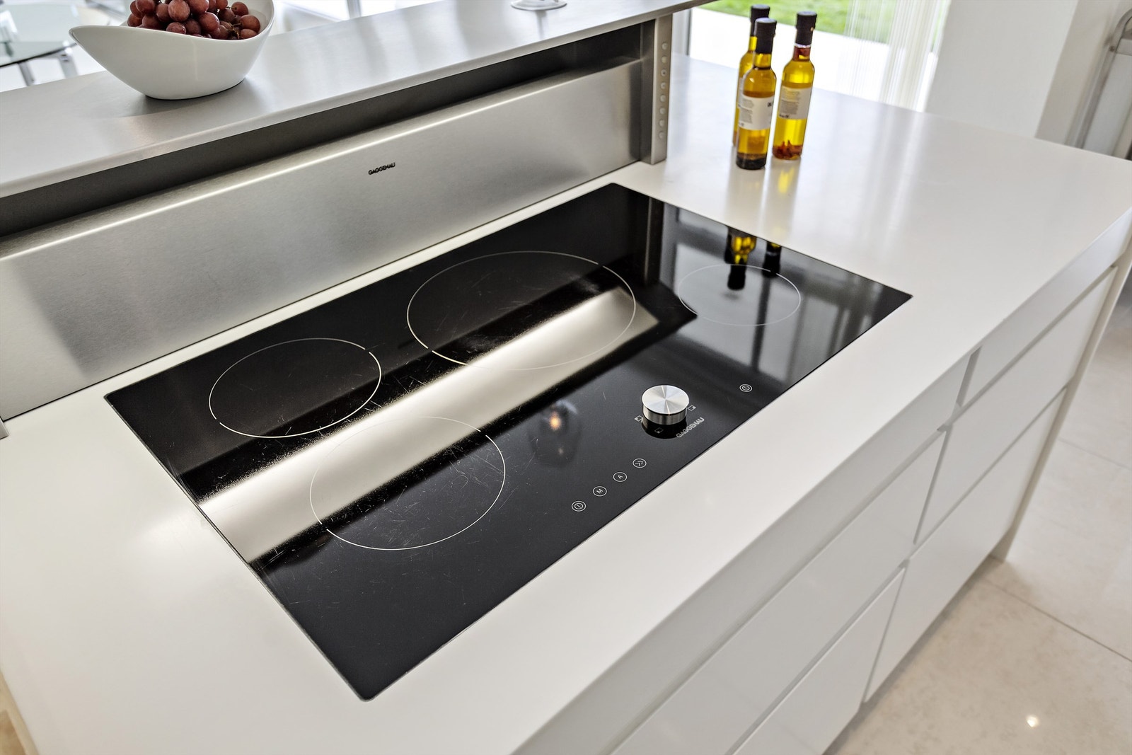 Kjøkkenet fremstår som skreddersydd, utstyrt med påkostede hvitevarer fra Gaggenau. Galleribilde