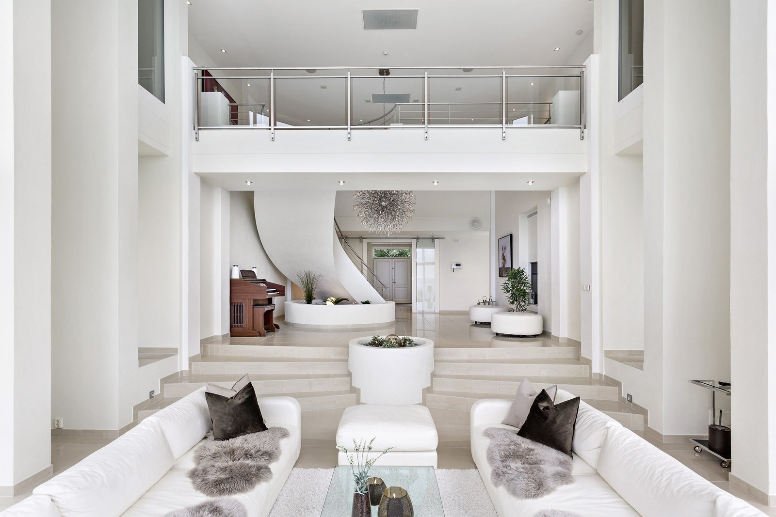 Stuen er selve hjertet i huset. Åpen løsning fra inngangspartiet og den fantastiske hallen. Galleribilde