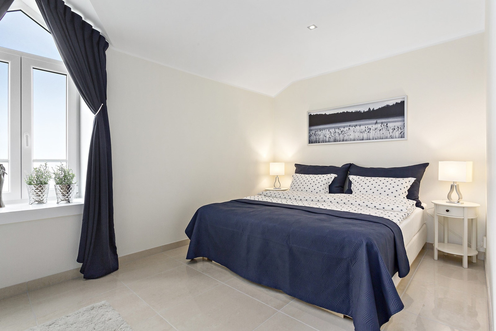 Ett av de tre nydelige soverommene i gjestefløyen. Galleribilde