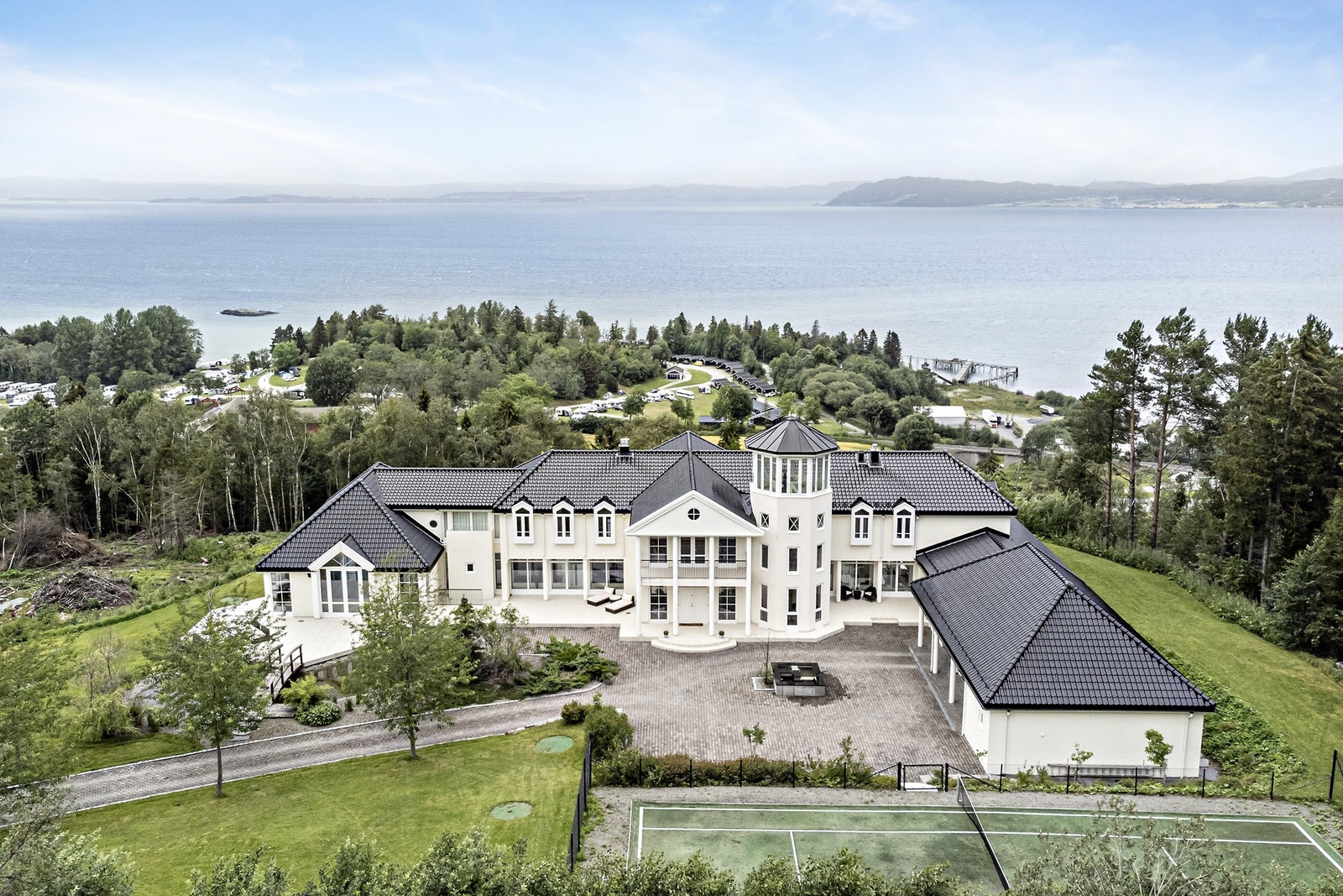 Boligen har en særegen utforming som er imponerende, selv fra avstand. Det er ikke spart på noe! Galleribilde