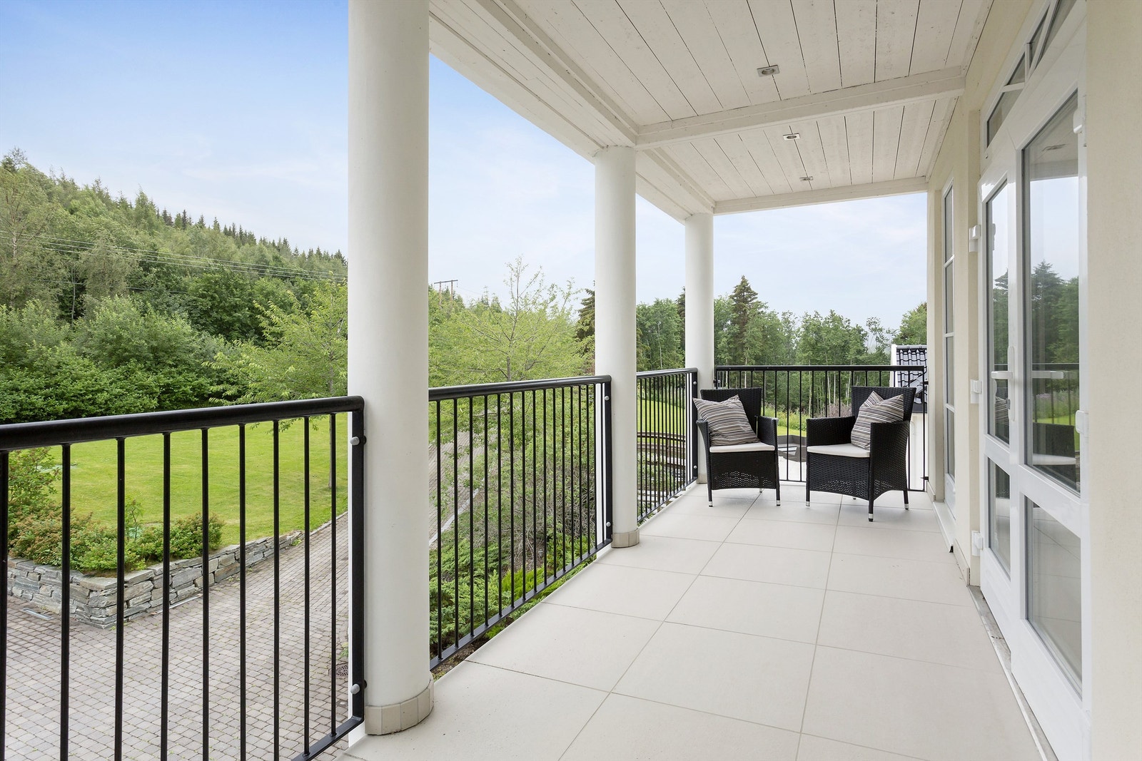 Balkong i andre etasje over inngangspartiet. Galleribilde