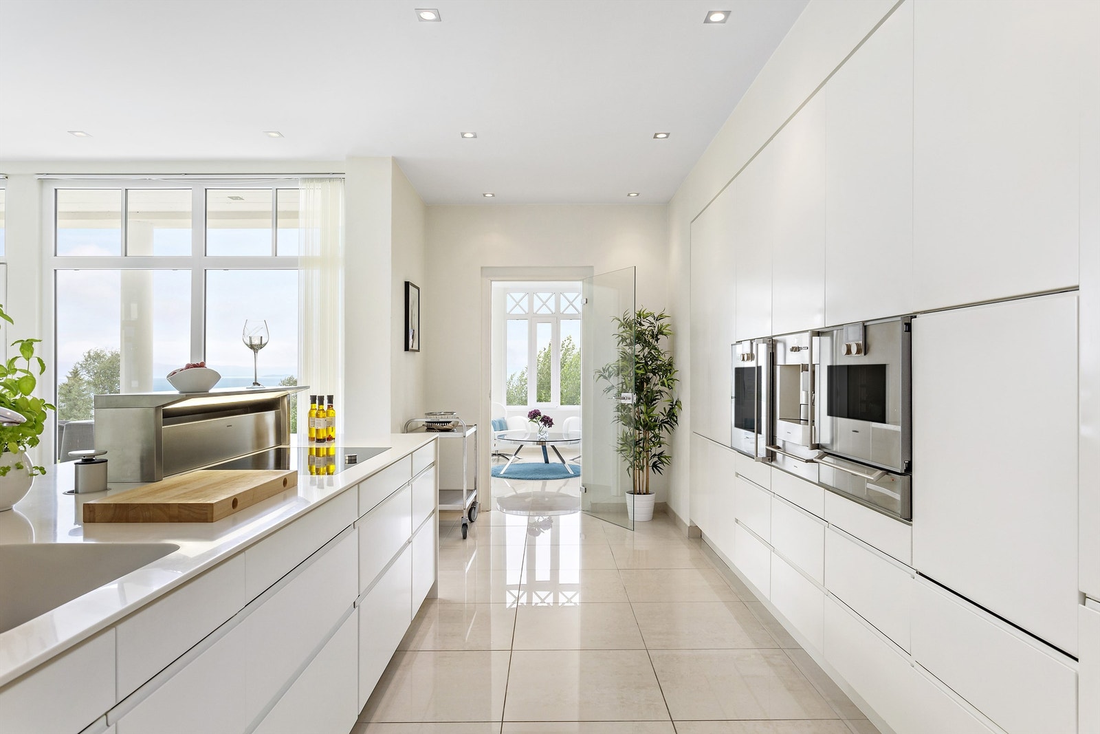 Fra kjøkkenet er det adkomst til en deilig liten tesalong/lysthus hvor frokost og ettermiddagste kan inntas. Galleribilde